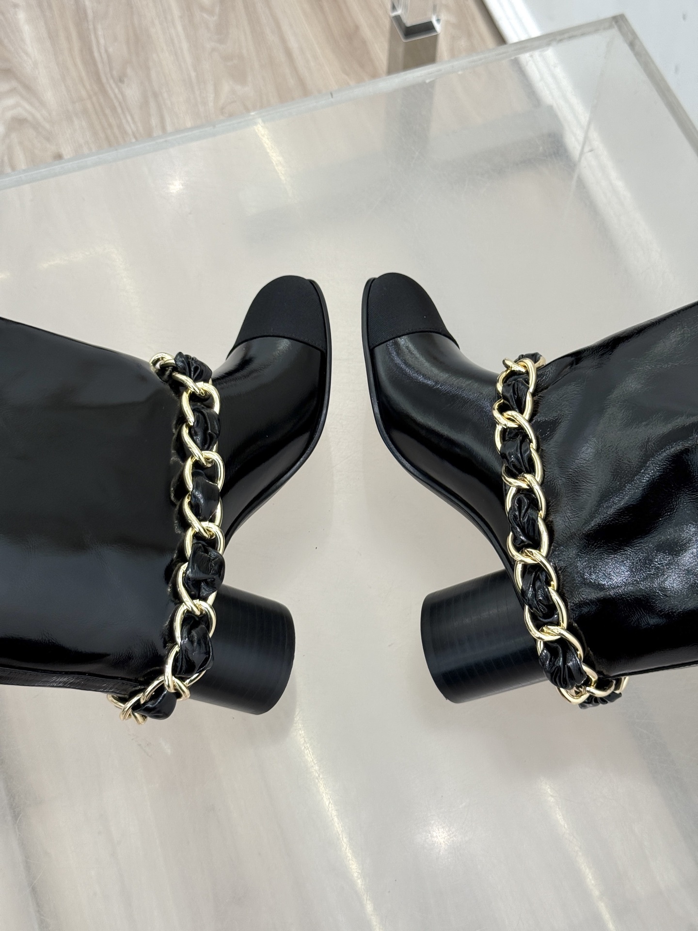 CHANE*|小香25k秋冬新品大链条拼色
粗跟裤管靴
标志性的大链条设计,把经典玩出花!
粗旷却不失精
