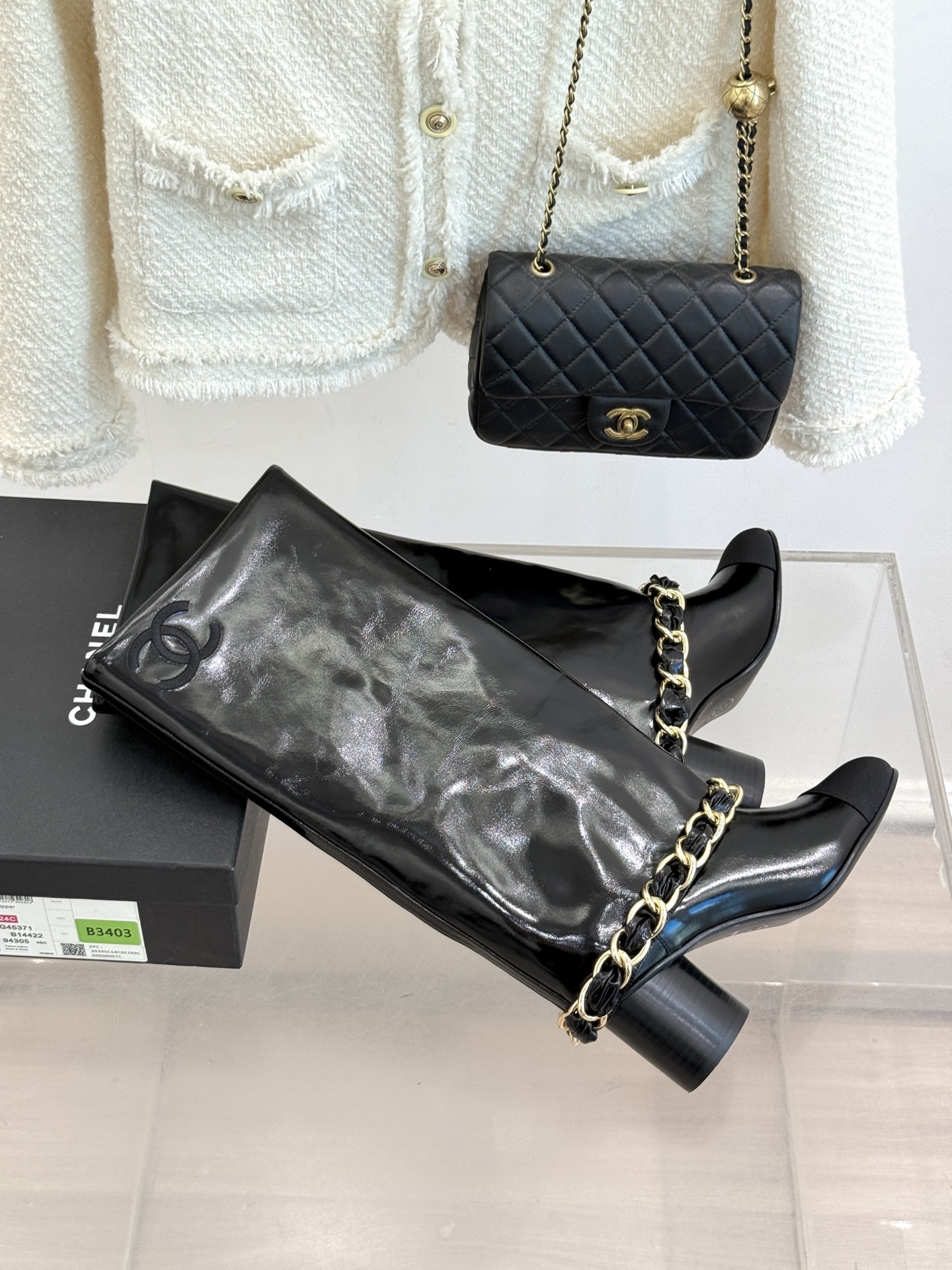 CHANE*|小香25k秋冬新品大链条拼色
粗跟裤管靴
标志性的大链条设计,把经典玩出花!
粗旷却不失精