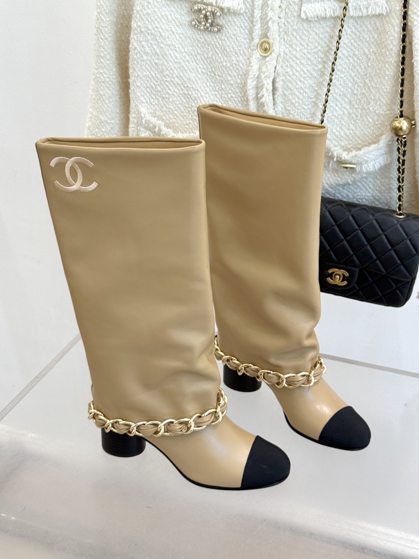 CHANE*|小香25k秋冬新品大链条拼色
粗跟裤管靴
标志性的大链条设计,把经典玩出花!
粗旷却不失精
