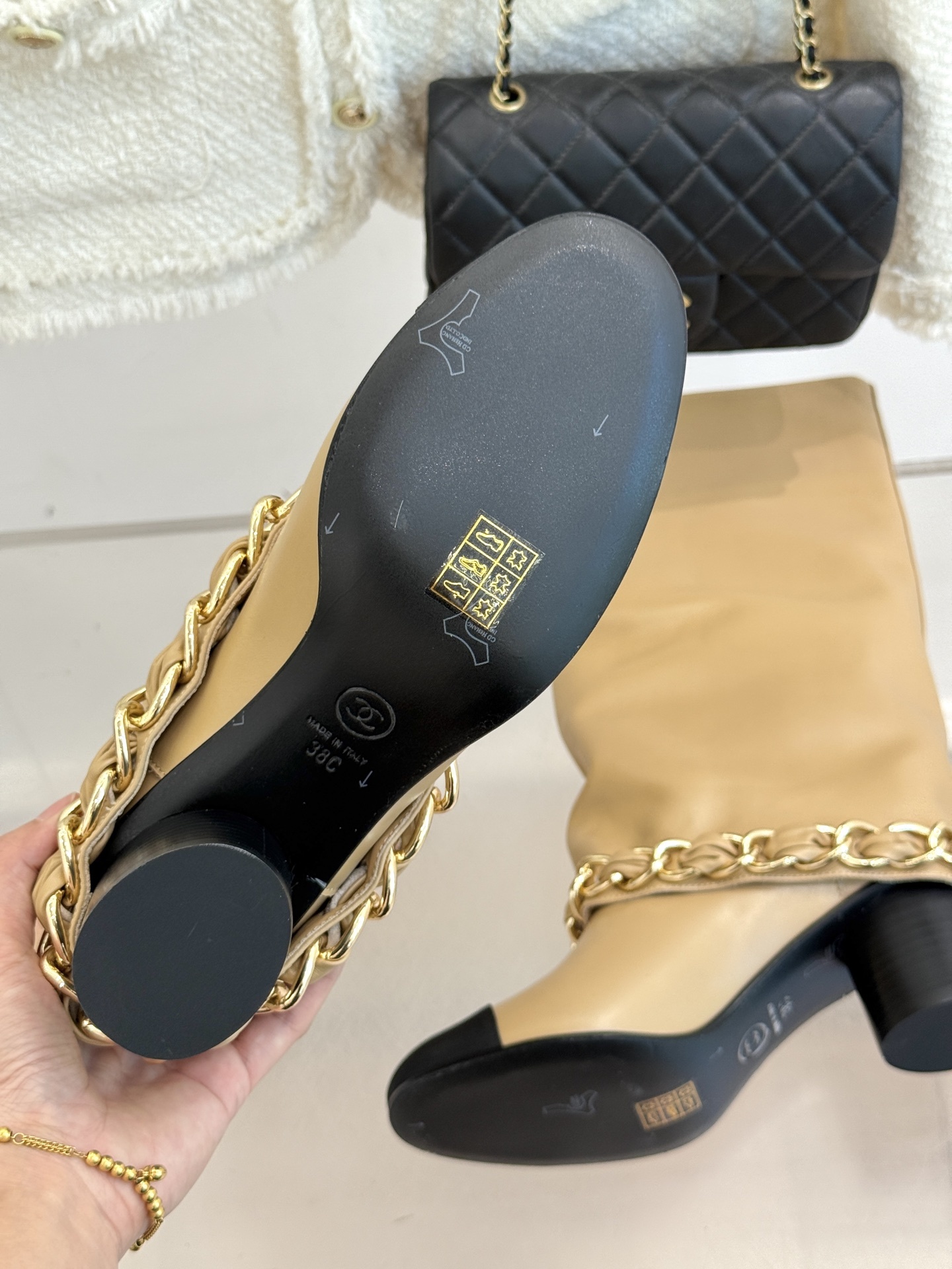 CHANE*|小香25k秋冬新品大链条拼色
粗跟裤管靴
标志性的大链条设计,把经典玩出花!
粗旷却不失精