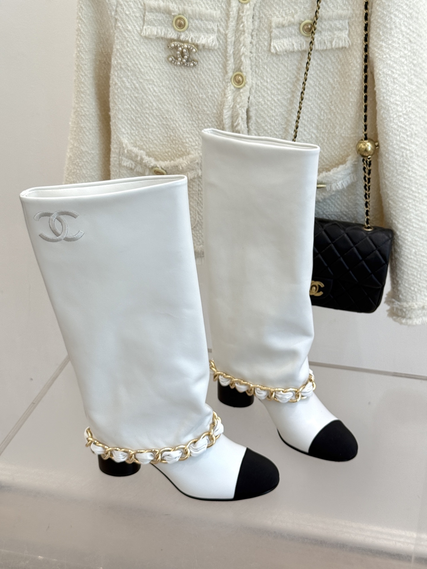 CHANE*|小香25k秋冬新品大链条拼色
粗跟裤管靴
标志性的大链条设计,把经典玩出花!
粗旷却不失精