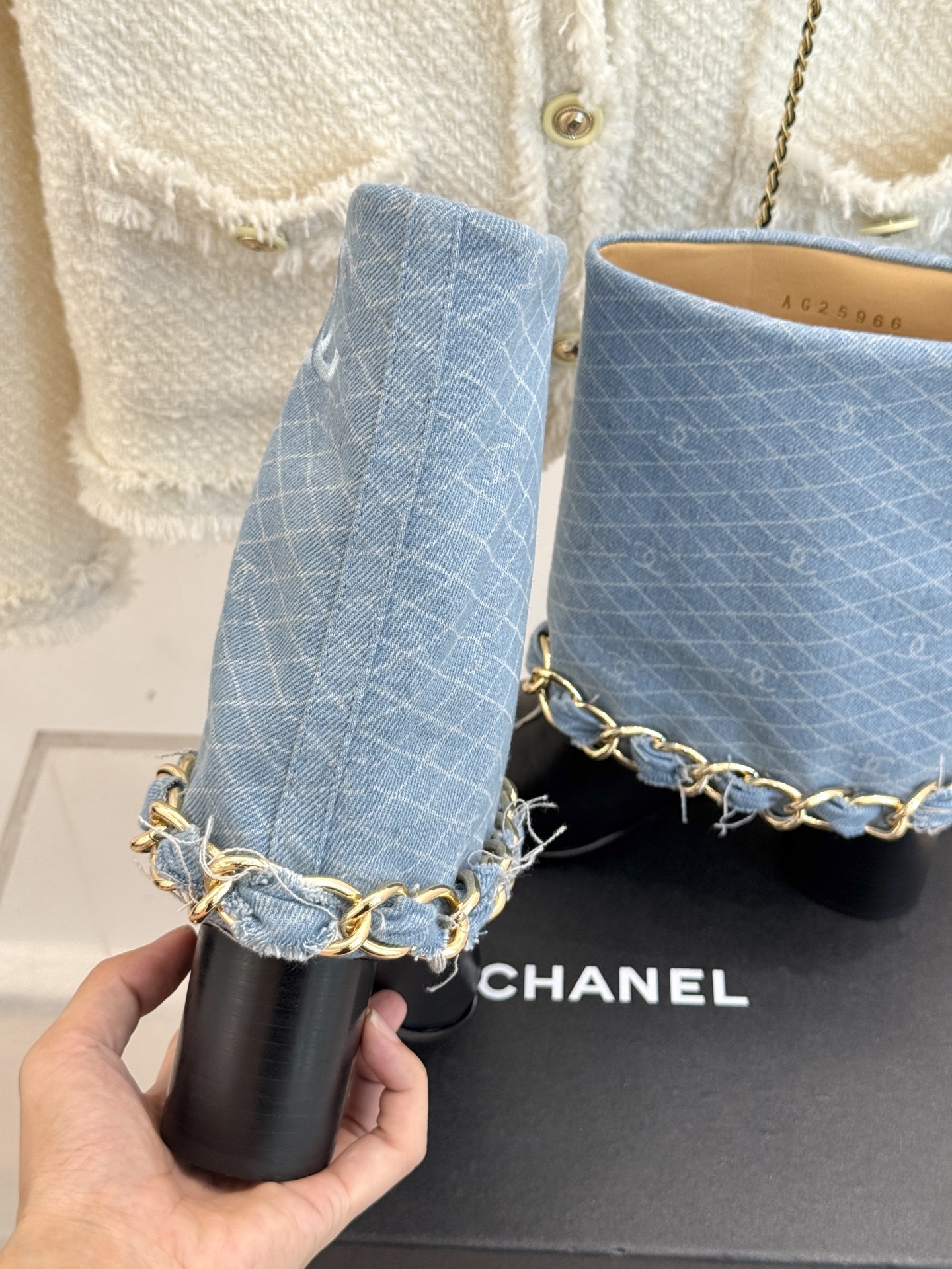 CHANE*|小香25k秋冬新品大链条拼色
粗跟裤管靴
标志性的大链条设计,把经典玩出花!
粗旷却不失精
