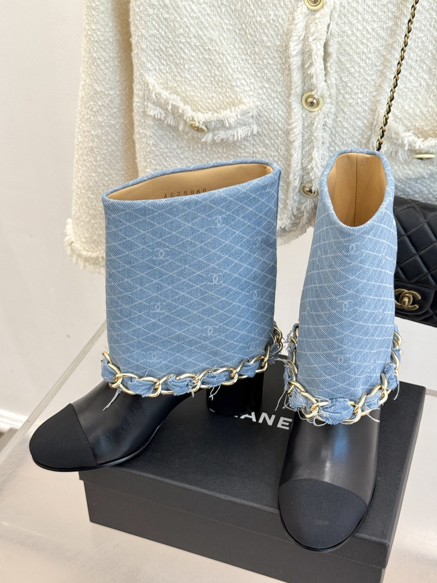 CHANE*|小香25k秋冬新品大链条拼色
粗跟裤管靴
标志性的大链条设计,把经典玩出花!
粗旷却不失精
