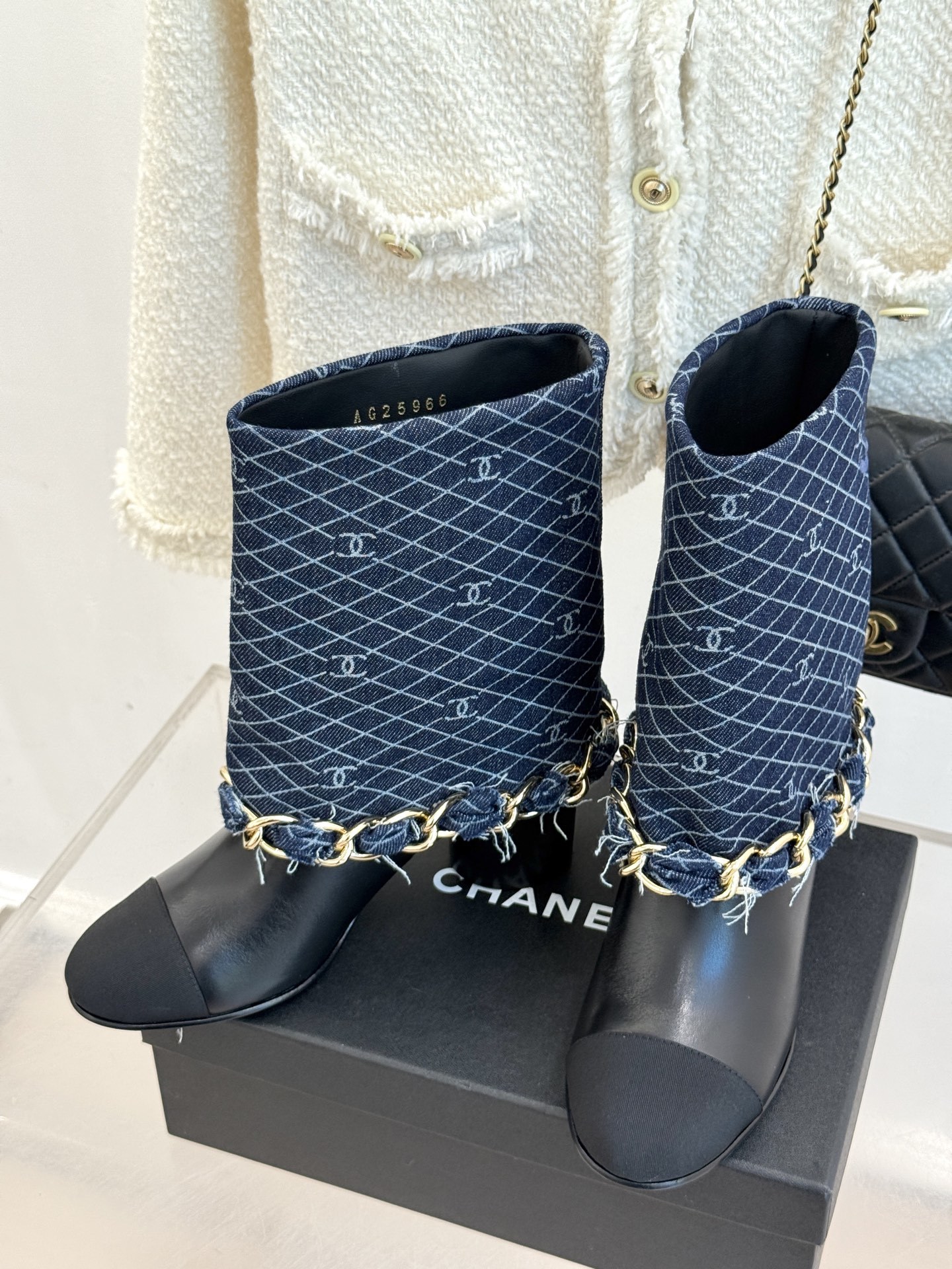 CHANE*|小香25k秋冬新品大链条拼色
粗跟裤管靴
标志性的大链条设计,把经典玩出花!
粗旷却不失精