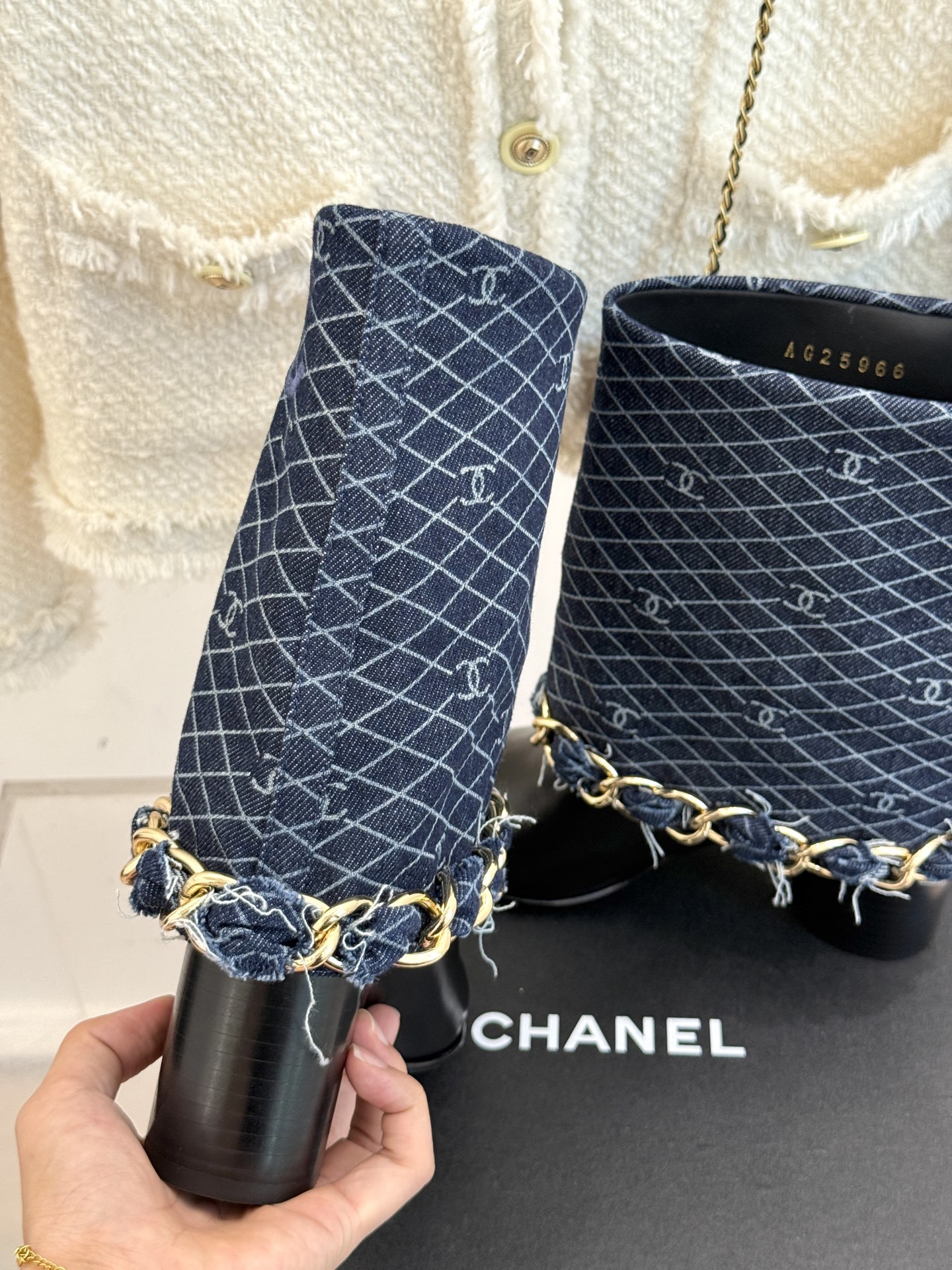 CHANE*|小香25k秋冬新品大链条拼色
粗跟裤管靴
标志性的大链条设计,把经典玩出花!
粗旷却不失精