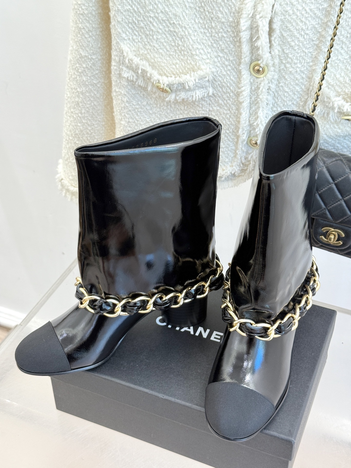 CHANE*|小香25k秋冬新品大链条拼色
粗跟裤管靴
标志性的大链条设计,把经典玩出花!
粗旷却不失精