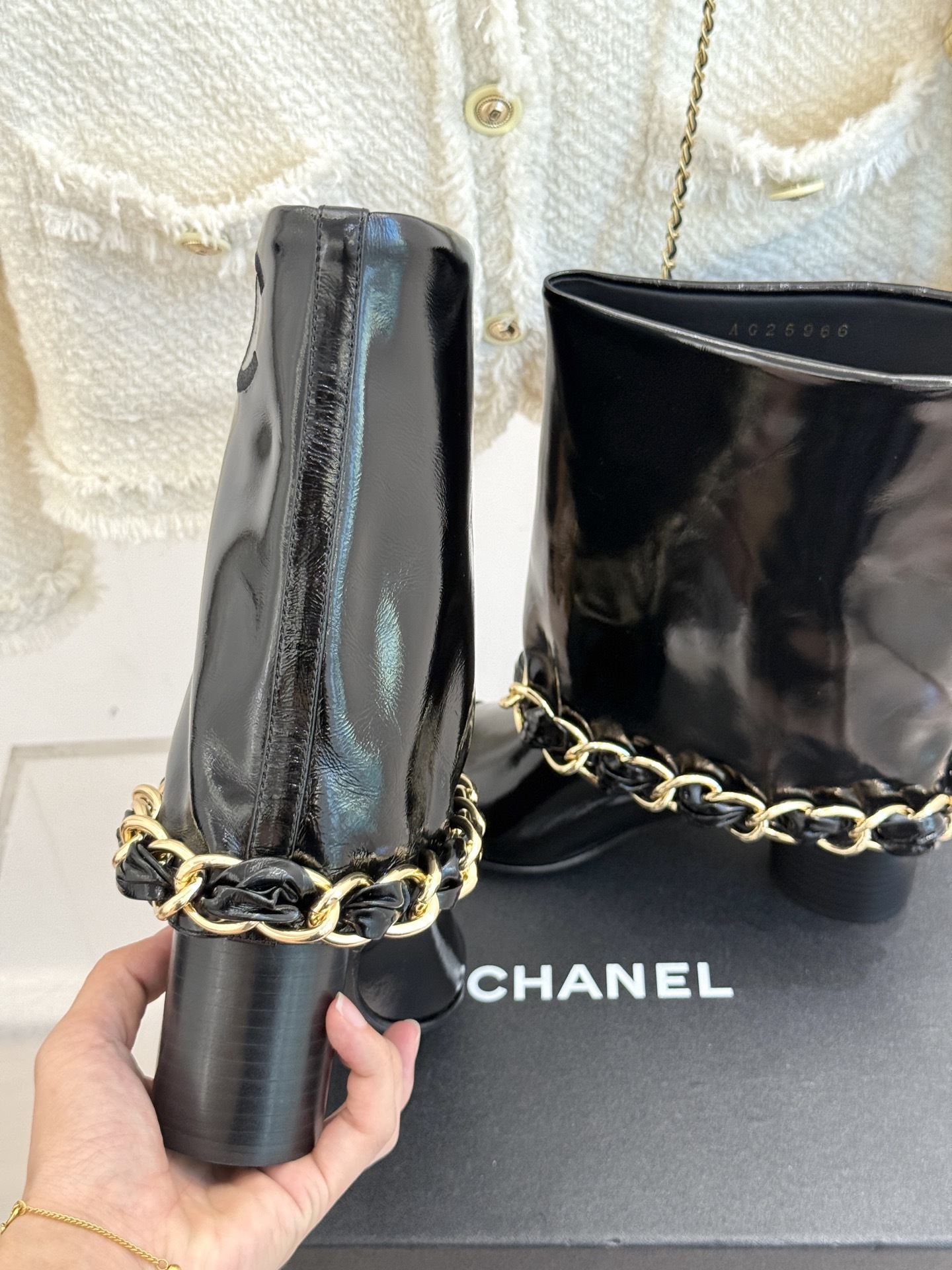 CHANE*|小香25k秋冬新品大链条拼色
粗跟裤管靴
标志性的大链条设计,把经典玩出花!
粗旷却不失精