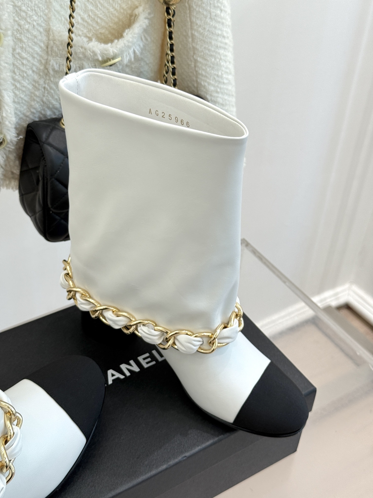 CHANE*|小香25k秋冬新品大链条拼色
粗跟裤管靴
标志性的大链条设计,把经典玩出花!
粗旷却不失精