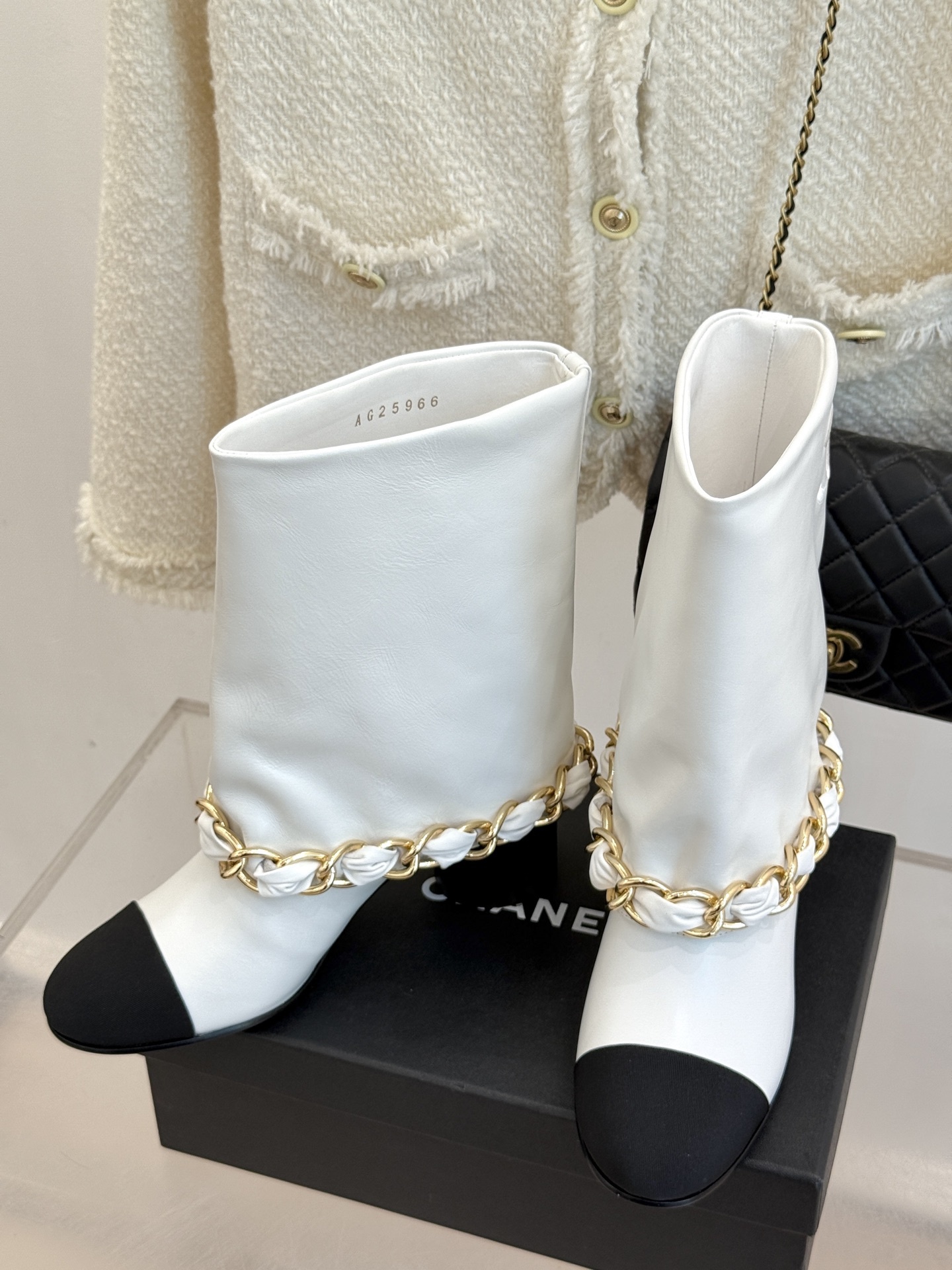 CHANE*|小香25k秋冬新品大链条拼色
粗跟裤管靴
标志性的大链条设计,把经典玩出花!
粗旷却不失精