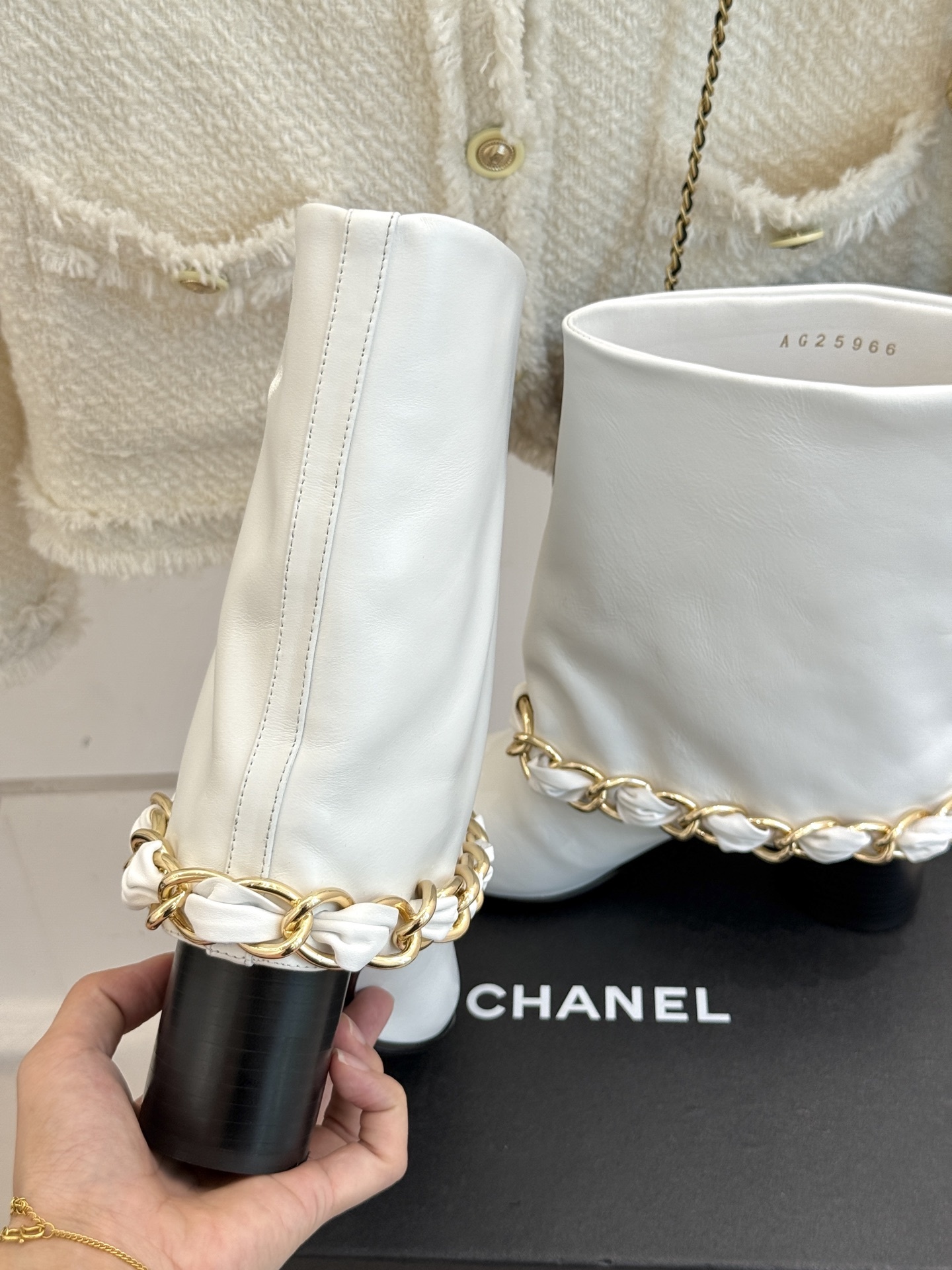 CHANE*|小香25k秋冬新品大链条拼色
粗跟裤管靴
标志性的大链条设计,把经典玩出花!
粗旷却不失精