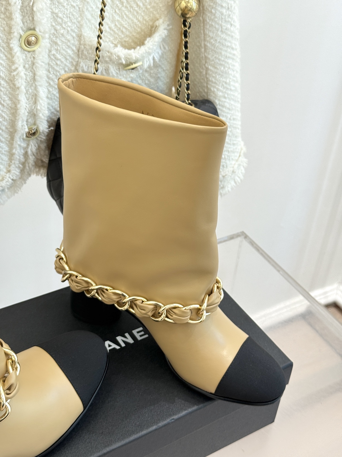 CHANE*|小香25k秋冬新品大链条拼色
粗跟裤管靴
标志性的大链条设计,把经典玩出花!
粗旷却不失精