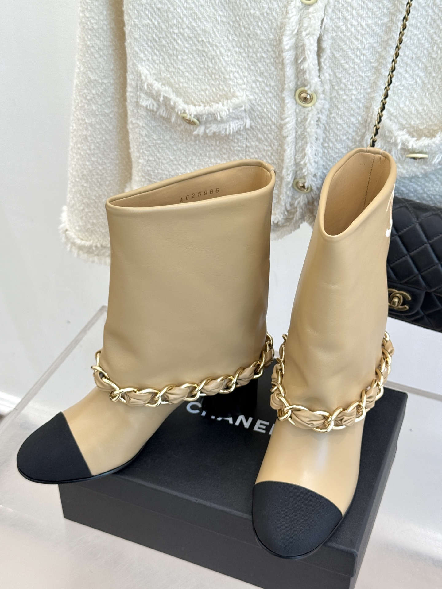 CHANE*|小香25k秋冬新品大链条拼色
粗跟裤管靴
标志性的大链条设计,把经典玩出花!
粗旷却不失精