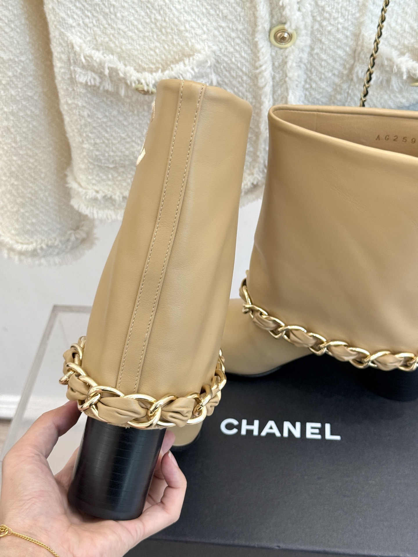 CHANE*|小香25k秋冬新品大链条拼色
粗跟裤管靴
标志性的大链条设计,把经典玩出花!
粗旷却不失精