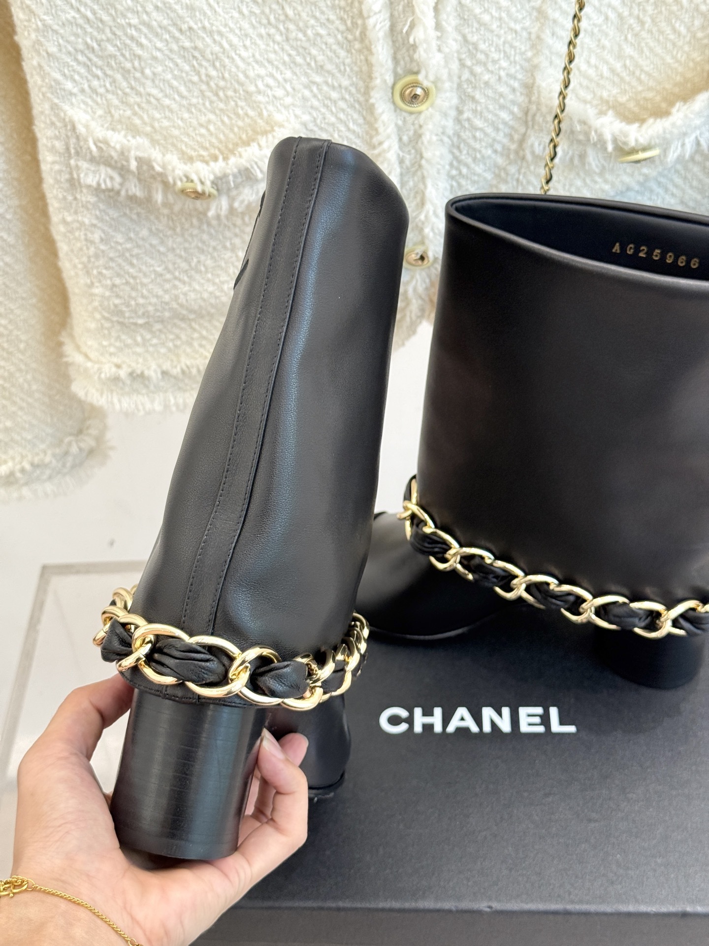 CHANE*|小香25k秋冬新品大链条拼色
粗跟裤管靴
标志性的大链条设计,把经典玩出花!
粗旷却不失精