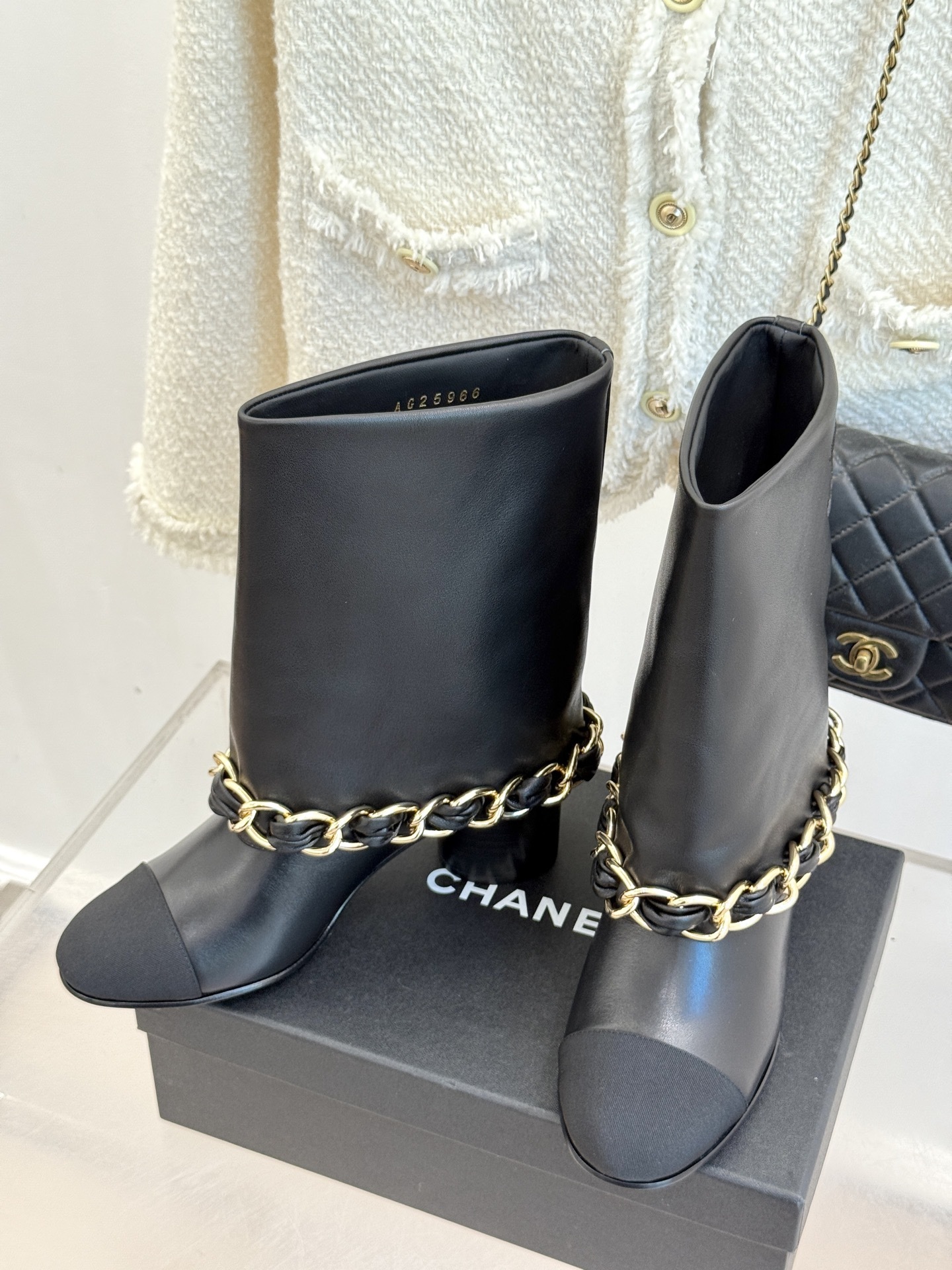 CHANE*|小香25k秋冬新品大链条拼色
粗跟裤管靴
标志性的大链条设计,把经典玩出花!
粗旷却不失精