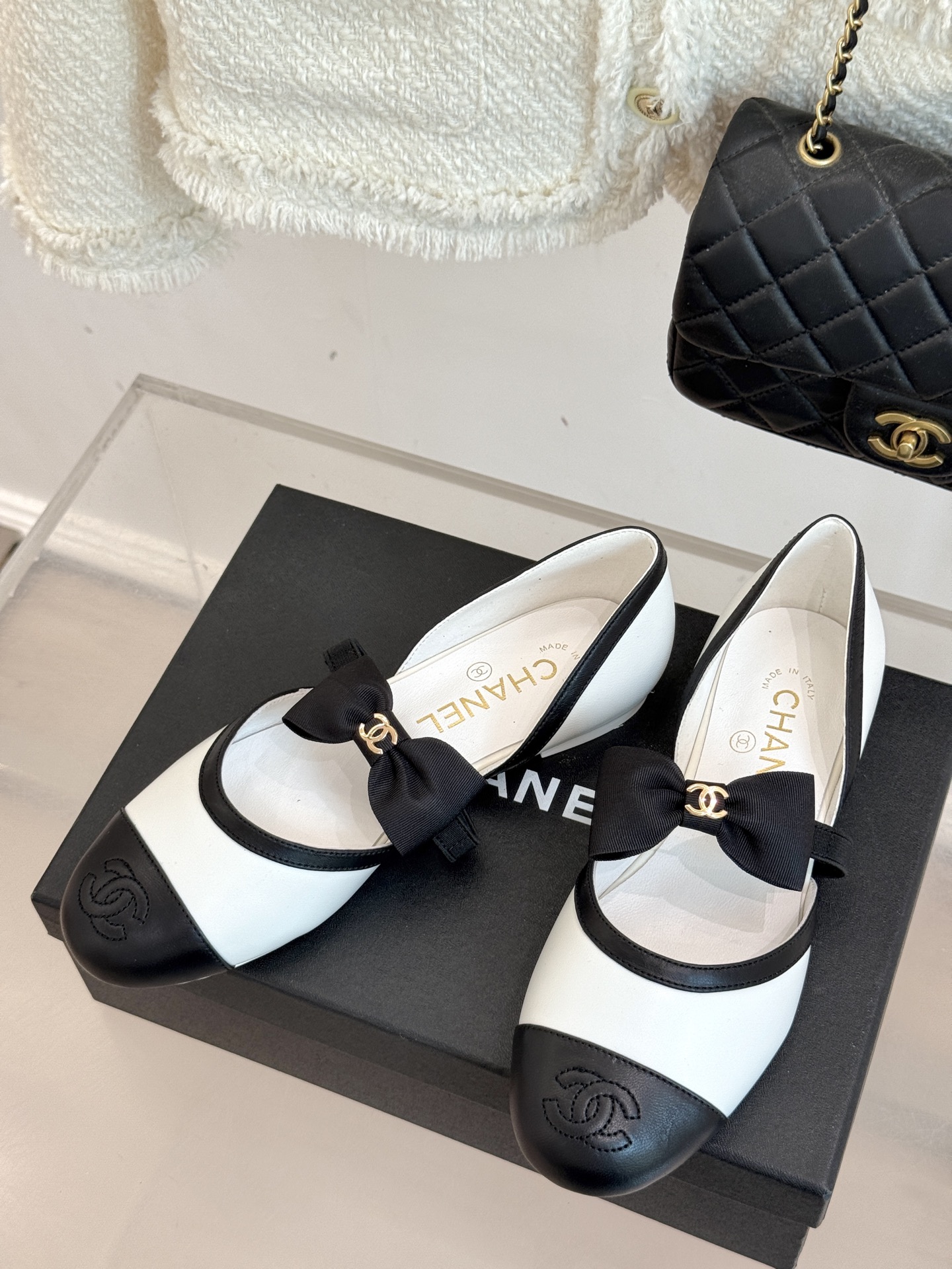 皮面CHANE*｜小香25。春夏新品
中空蝴蝶结玛丽珍鞋
法式风情 真是美到心尖尖上啦！
优雅又浪漫的仙