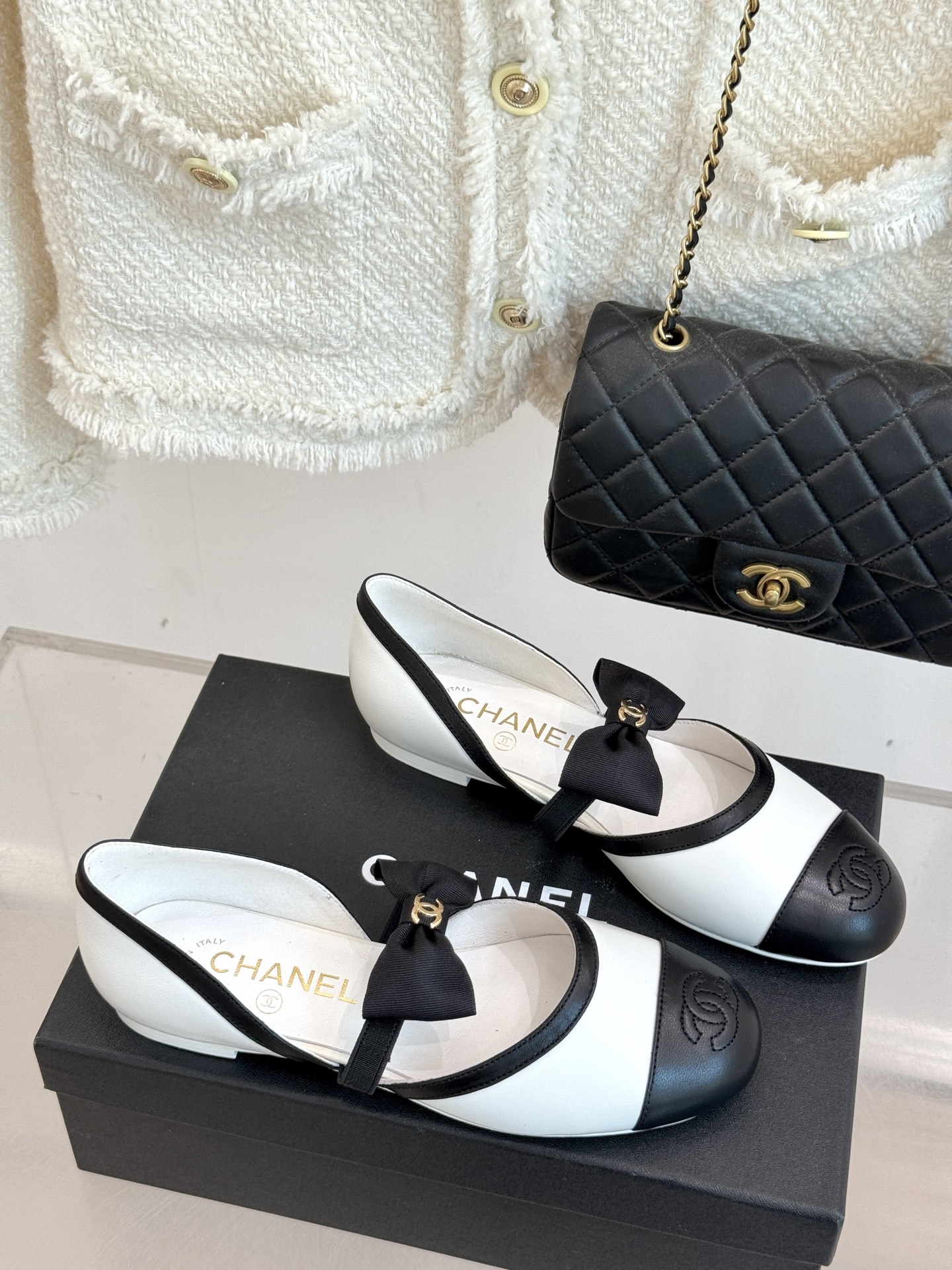 皮面CHANE*｜小香25。春夏新品
中空蝴蝶结玛丽珍鞋
法式风情 真是美到心尖尖上啦！
优雅又浪漫的仙