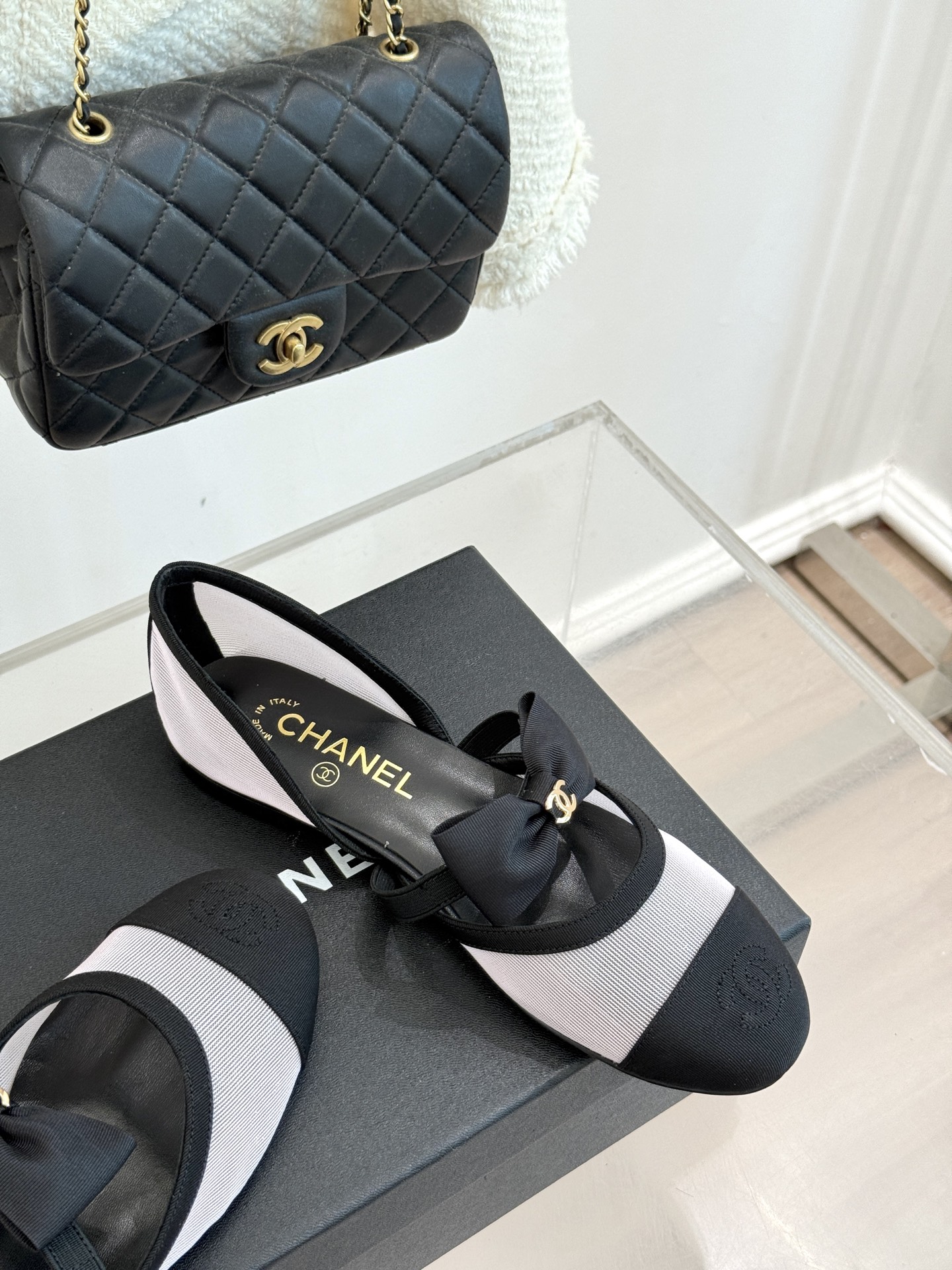 网面CHANE*｜小香25。春夏新品
中空蝴蝶结玛丽珍鞋
法式风情 真是美到心尖尖上啦！
优雅又浪漫的仙