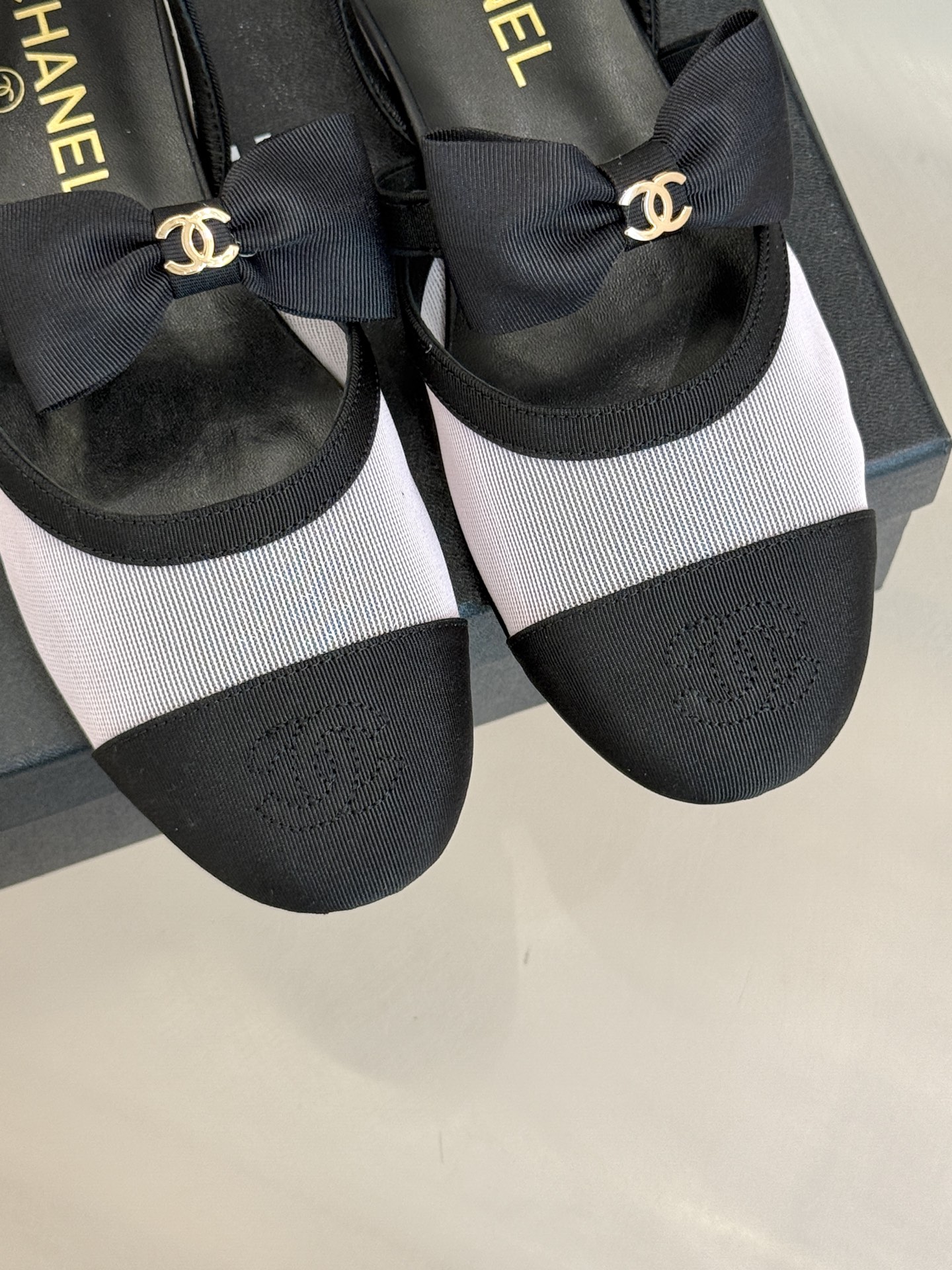 网面CHANE*｜小香25。春夏新品
中空蝴蝶结玛丽珍鞋
法式风情 真是美到心尖尖上啦！
优雅又浪漫的仙