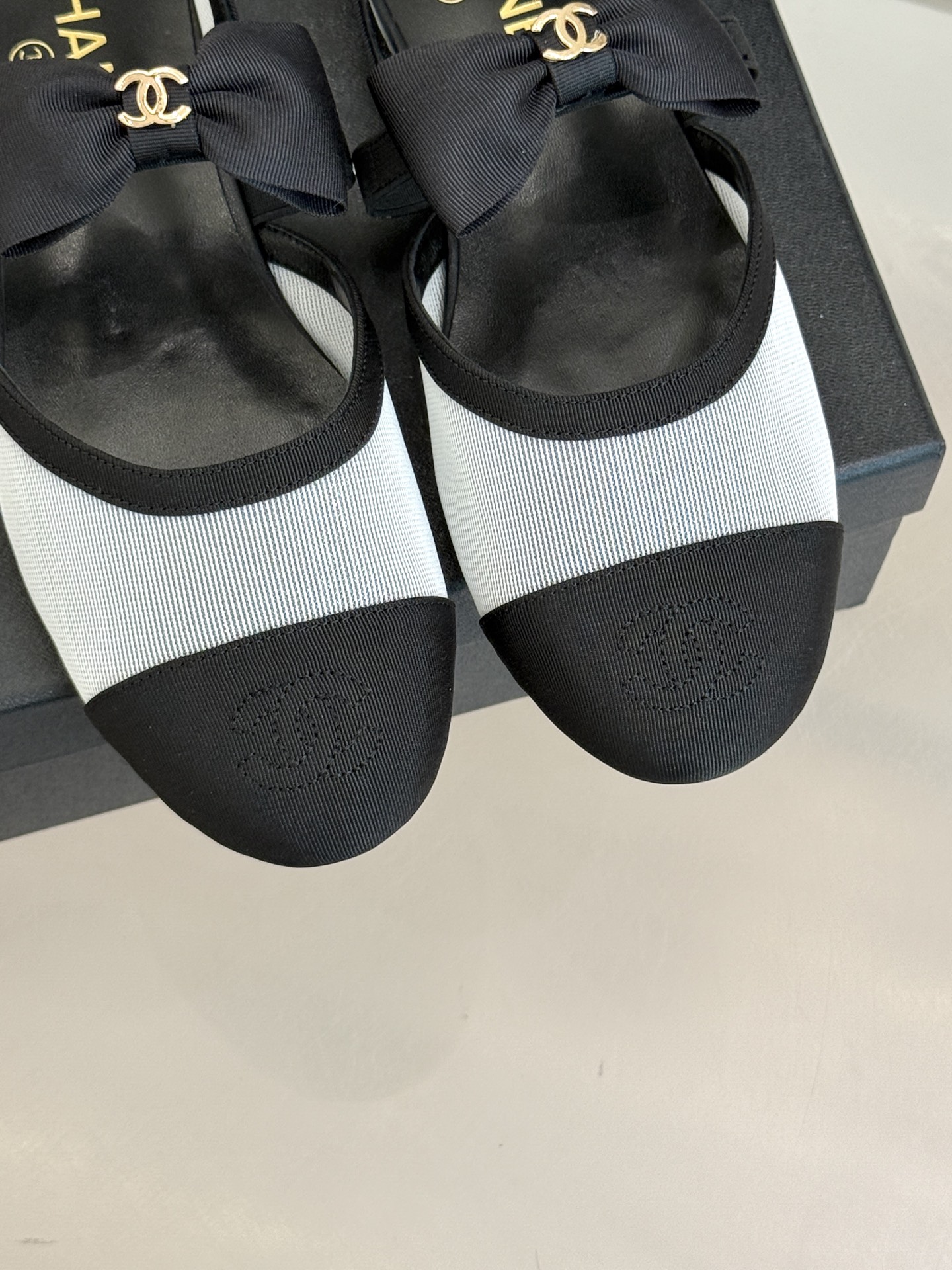 网面CHANE*｜小香25。春夏新品
中空蝴蝶结玛丽珍鞋
法式风情 真是美到心尖尖上啦！
优雅又浪漫的仙