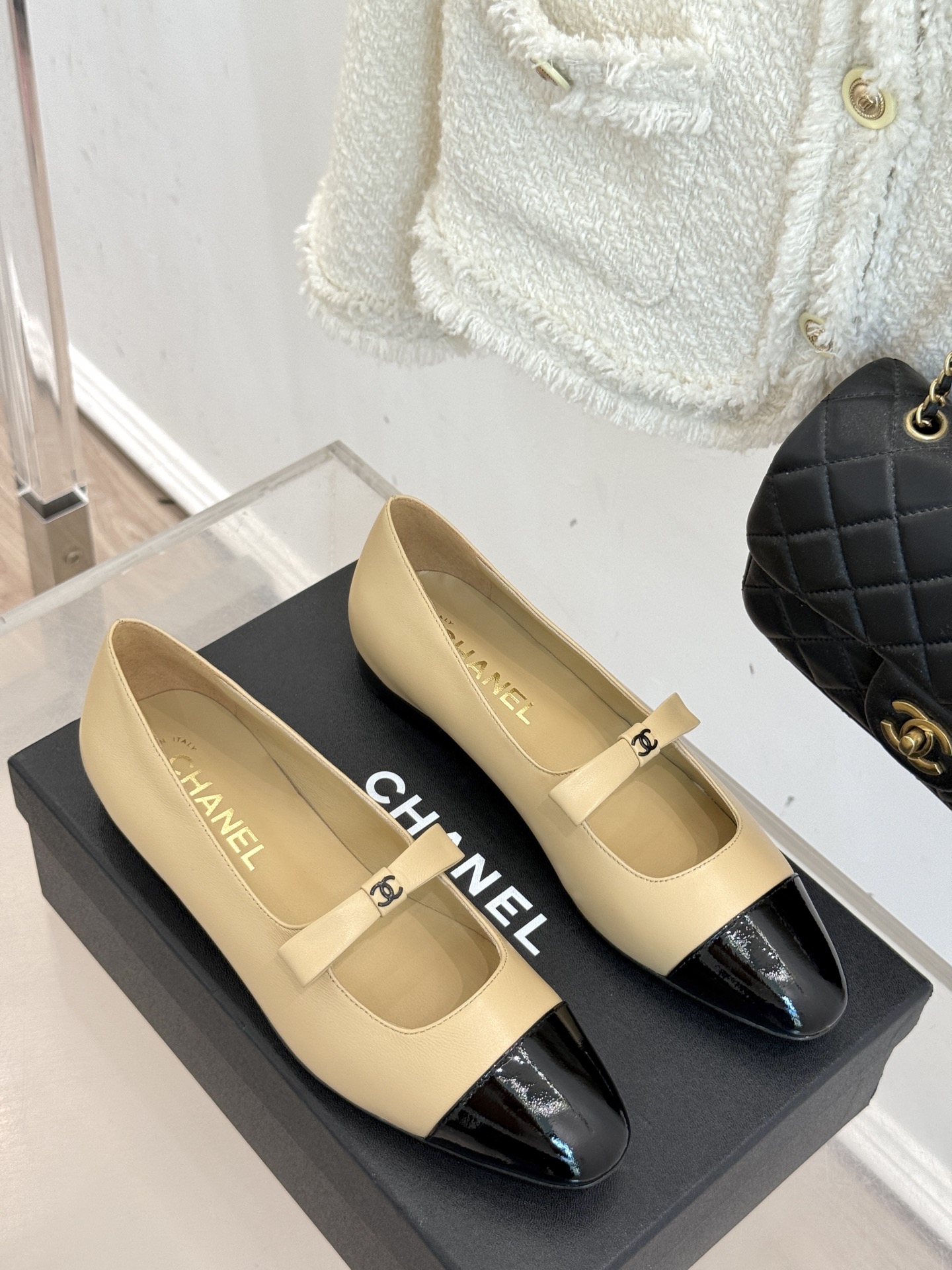 
CHANE*｜小香25。新品双C
蝴蝶结玛丽珍鞋
是藏在鞋履里的优雅密码。
标志性双C装饰与蝴蝶结
拼