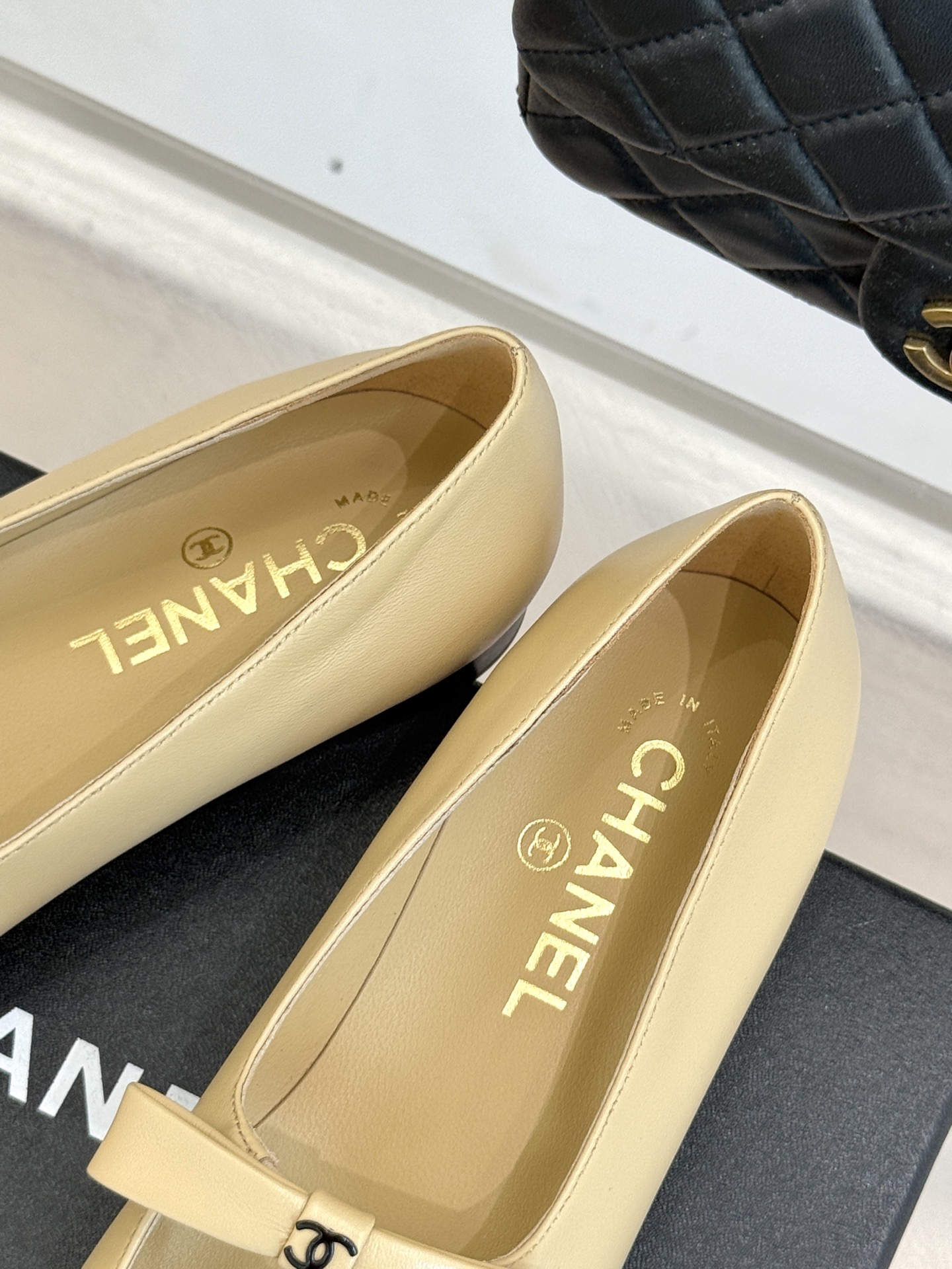 
CHANE*｜小香25。新品双C
蝴蝶结玛丽珍鞋
是藏在鞋履里的优雅密码。
标志性双C装饰与蝴蝶结
拼
