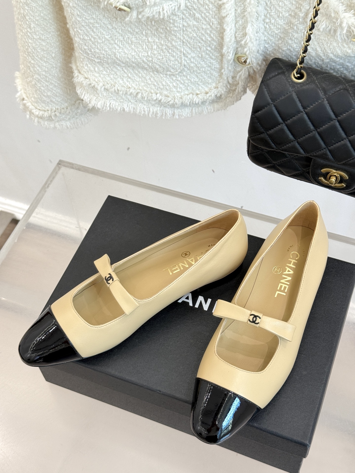 
CHANE*｜小香25。新品双C
蝴蝶结玛丽珍鞋
是藏在鞋履里的优雅密码。
标志性双C装饰与蝴蝶结
拼