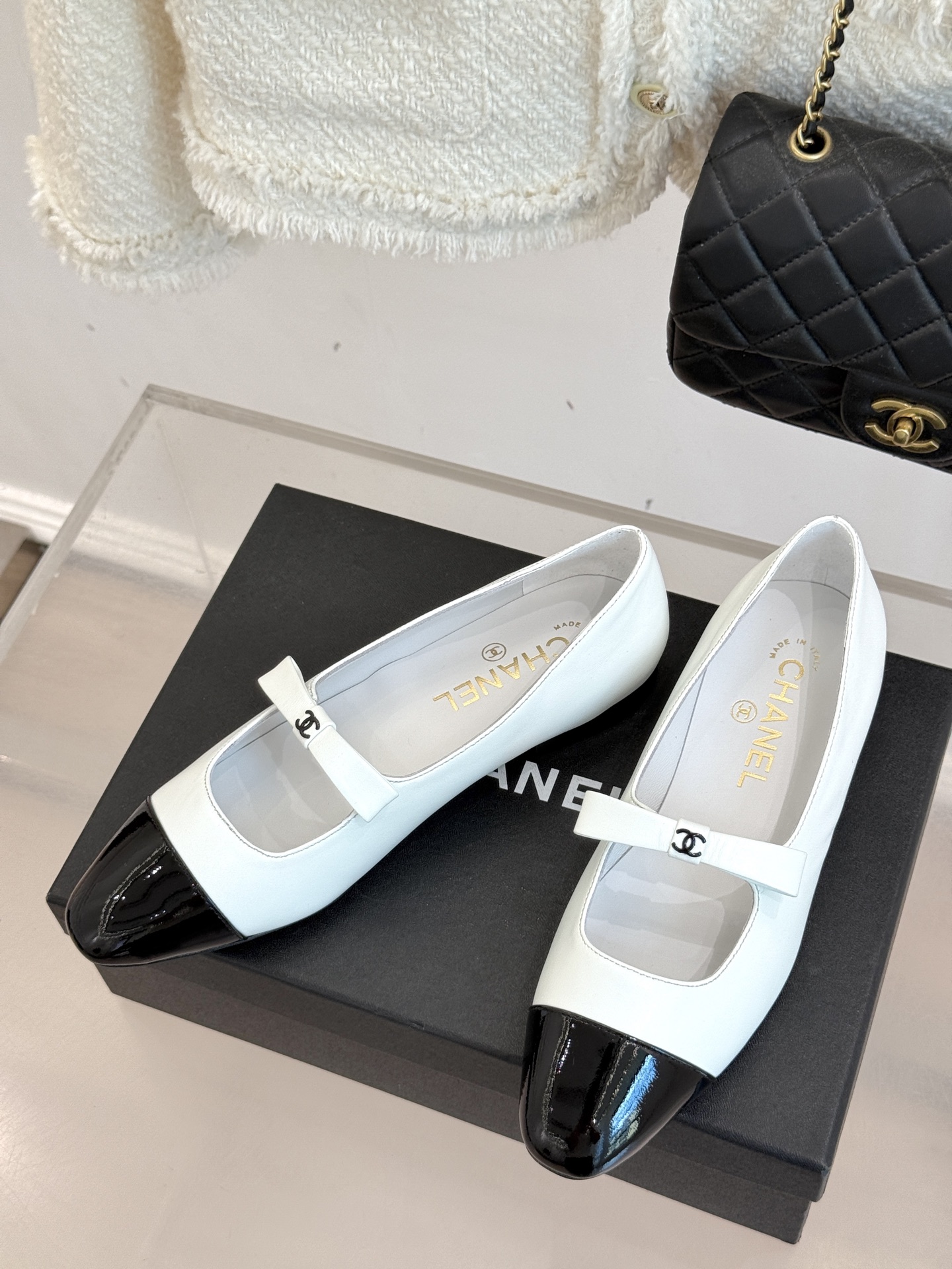 
CHANE*｜小香25。新品双C
蝴蝶结玛丽珍鞋
是藏在鞋履里的优雅密码。
标志性双C装饰与蝴蝶结
拼