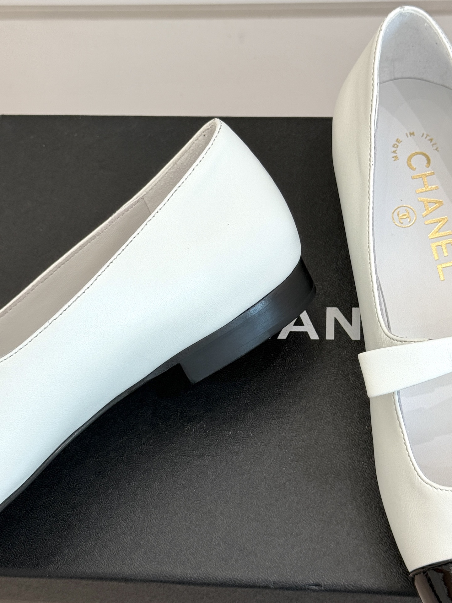 
CHANE*｜小香25。新品双C
蝴蝶结玛丽珍鞋
是藏在鞋履里的优雅密码。
标志性双C装饰与蝴蝶结
拼