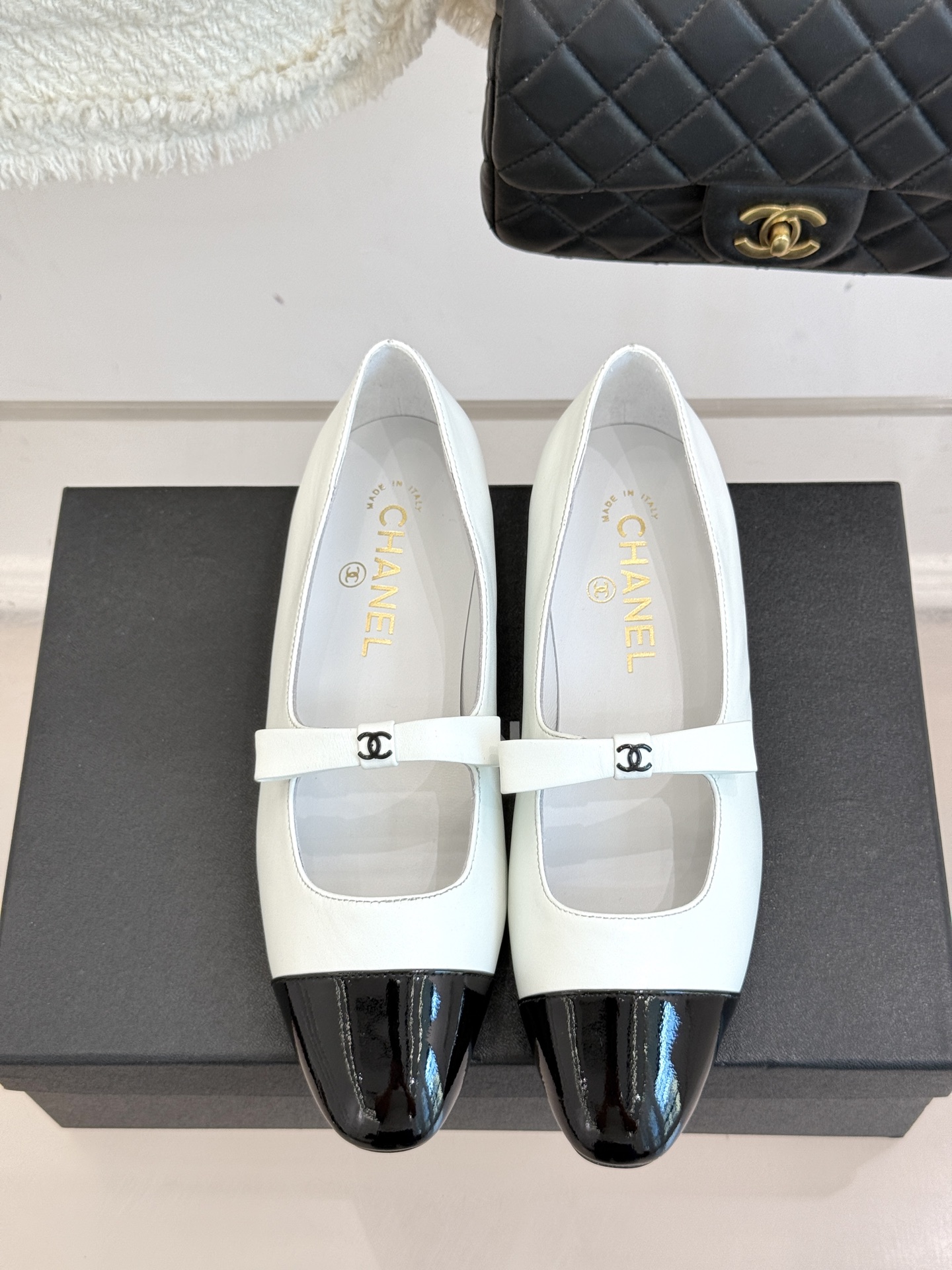 
CHANE*｜小香25。新品双C
蝴蝶结玛丽珍鞋
是藏在鞋履里的优雅密码。
标志性双C装饰与蝴蝶结
拼