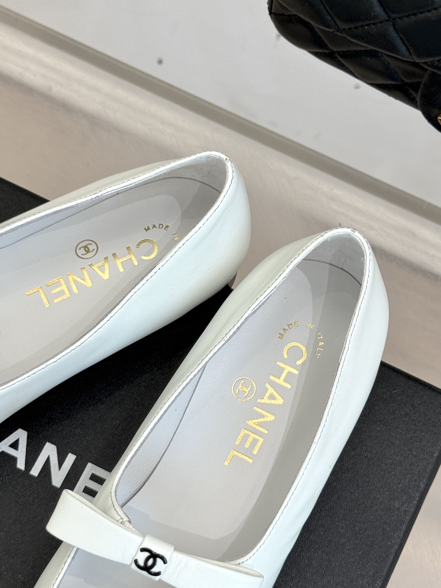 
CHANE*｜小香25。新品双C
蝴蝶结玛丽珍鞋
是藏在鞋履里的优雅密码。
标志性双C装饰与蝴蝶结
拼