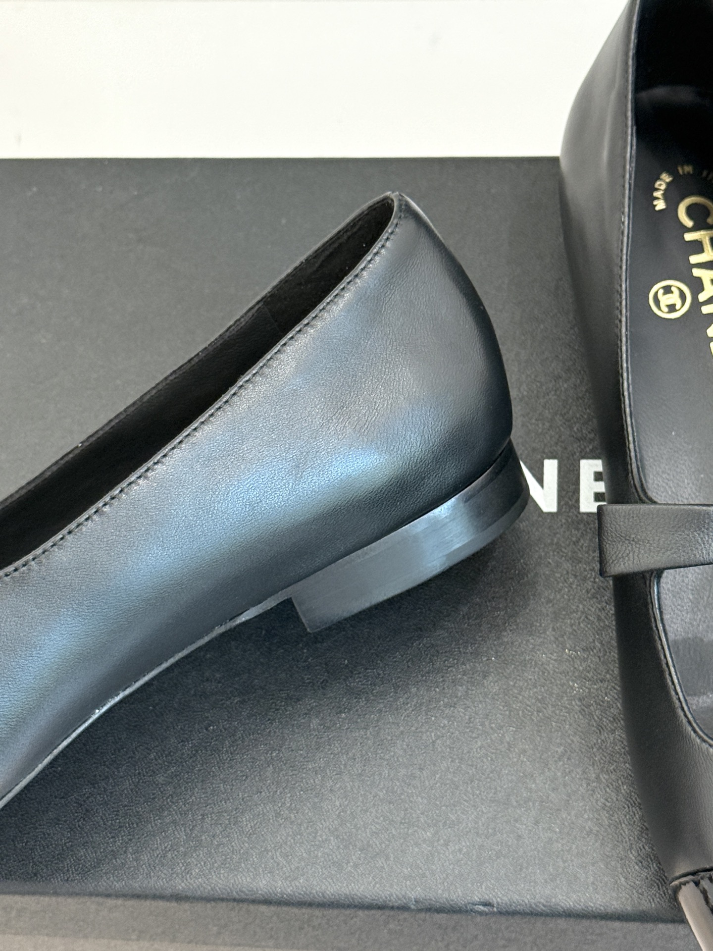 
CHANE*｜小香25。新品双C
蝴蝶结玛丽珍鞋
是藏在鞋履里的优雅密码。
标志性双C装饰与蝴蝶结
拼