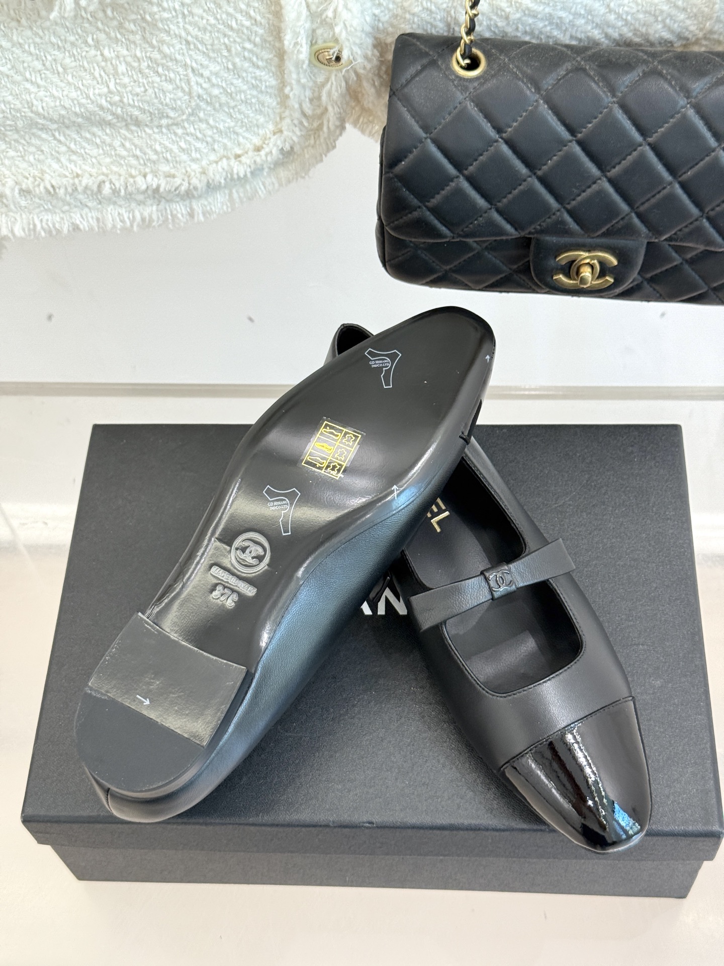 
CHANE*｜小香25。新品双C
蝴蝶结玛丽珍鞋
是藏在鞋履里的优雅密码。
标志性双C装饰与蝴蝶结
拼