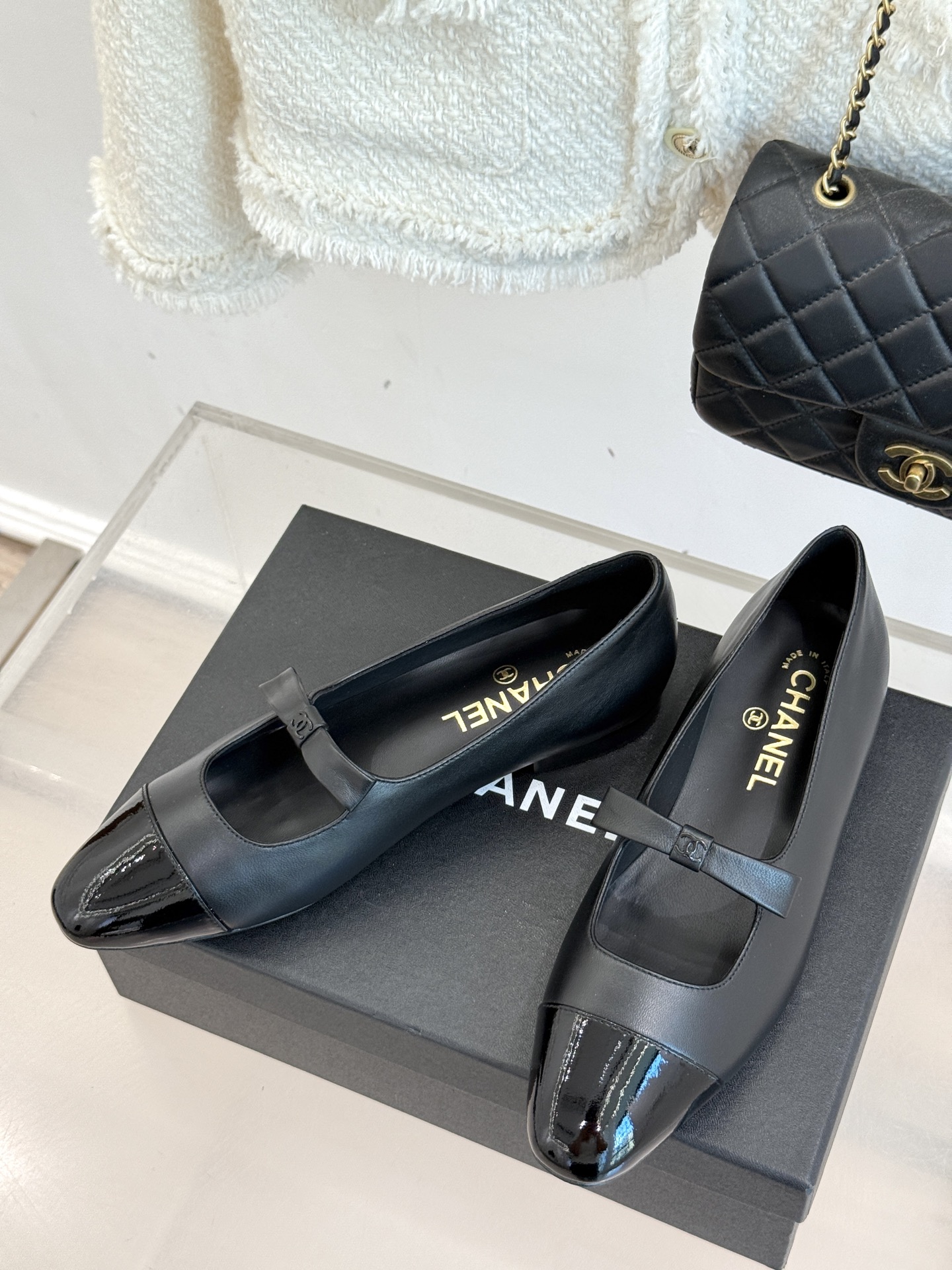 
CHANE*｜小香25。新品双C
蝴蝶结玛丽珍鞋
是藏在鞋履里的优雅密码。
标志性双C装饰与蝴蝶结
拼