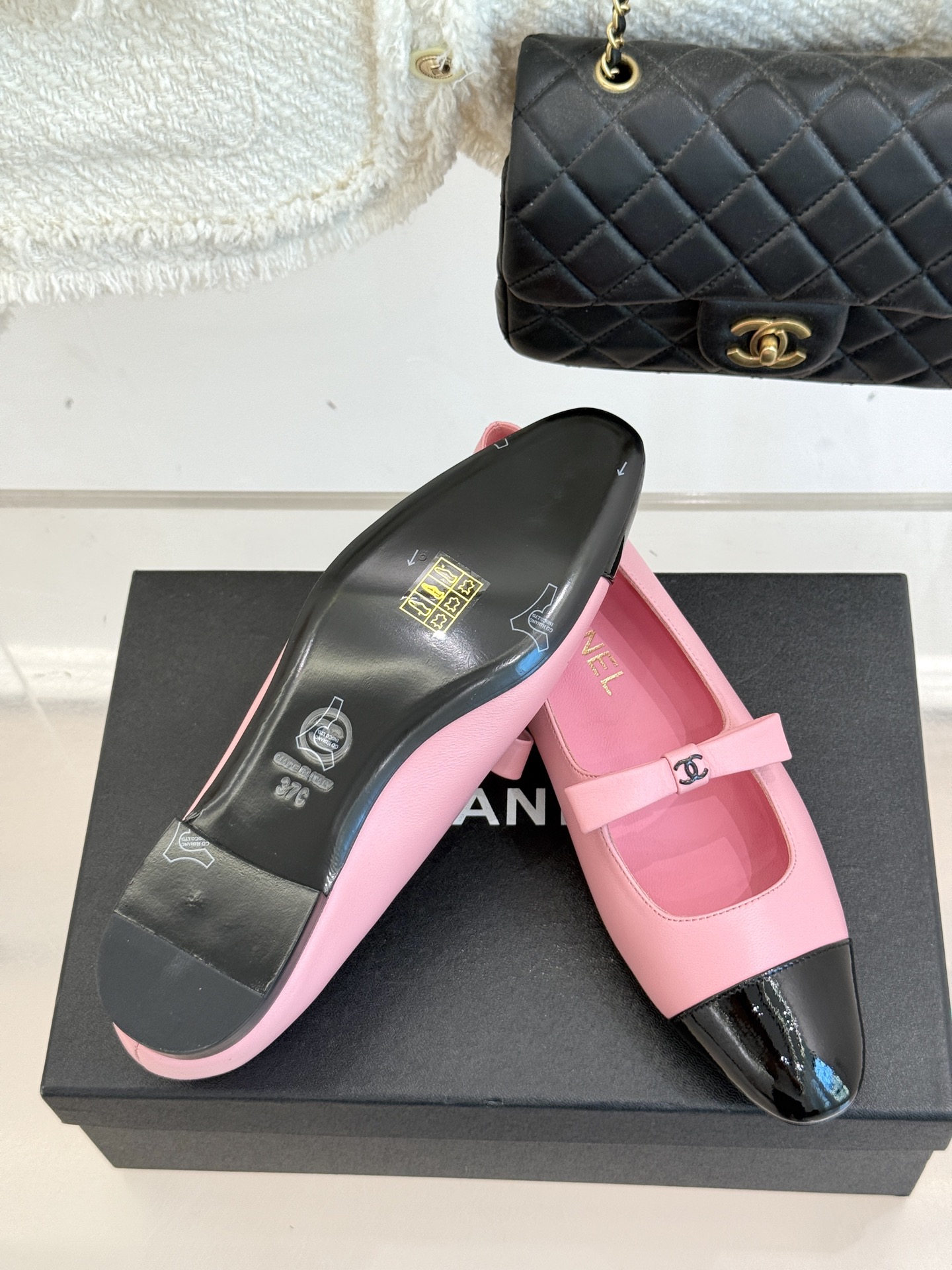 
CHANE*｜小香25。新品双C
蝴蝶结玛丽珍鞋
是藏在鞋履里的优雅密码。
标志性双C装饰与蝴蝶结
拼
