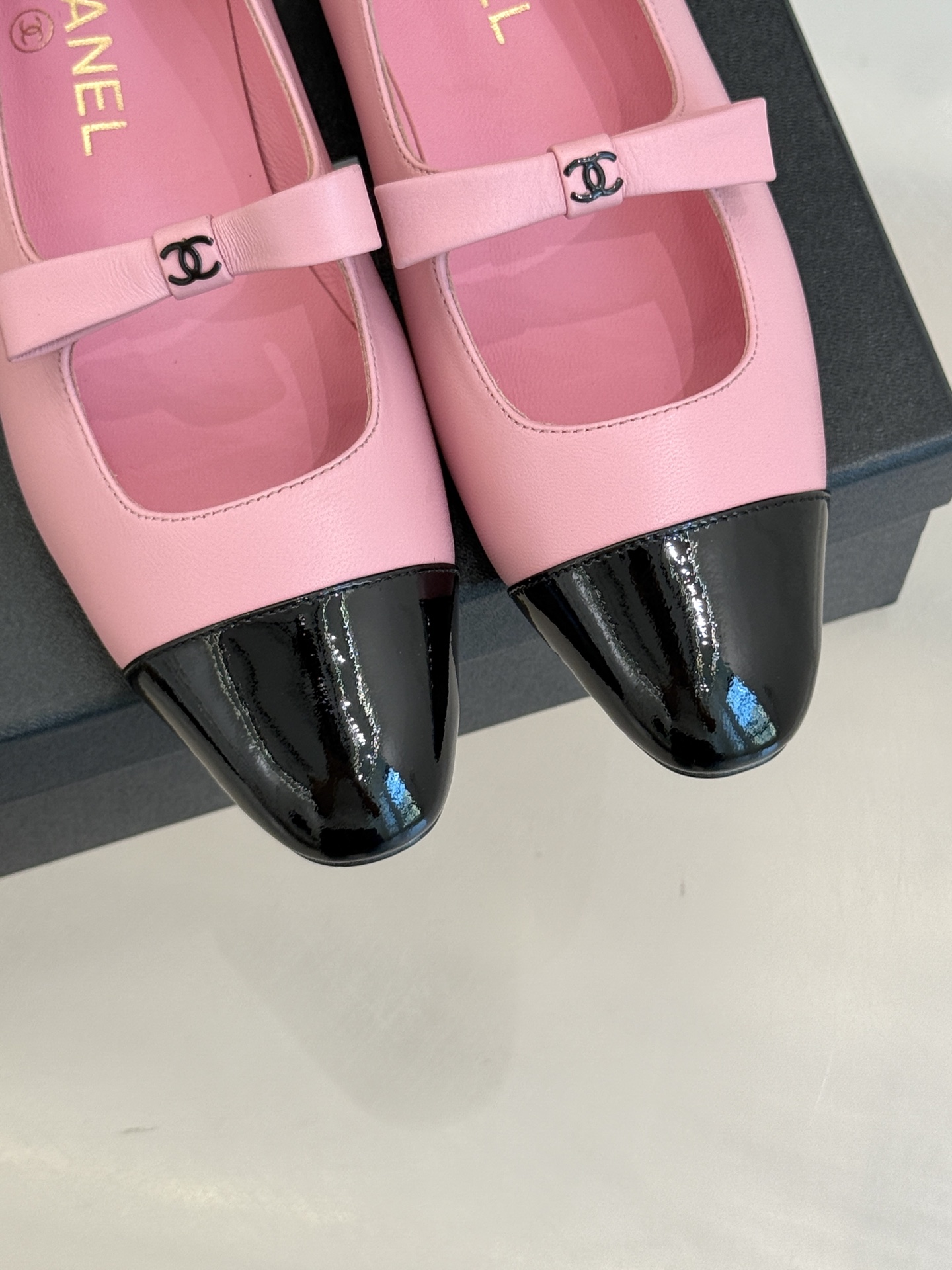 
CHANE*｜小香25。新品双C
蝴蝶结玛丽珍鞋
是藏在鞋履里的优雅密码。
标志性双C装饰与蝴蝶结
拼