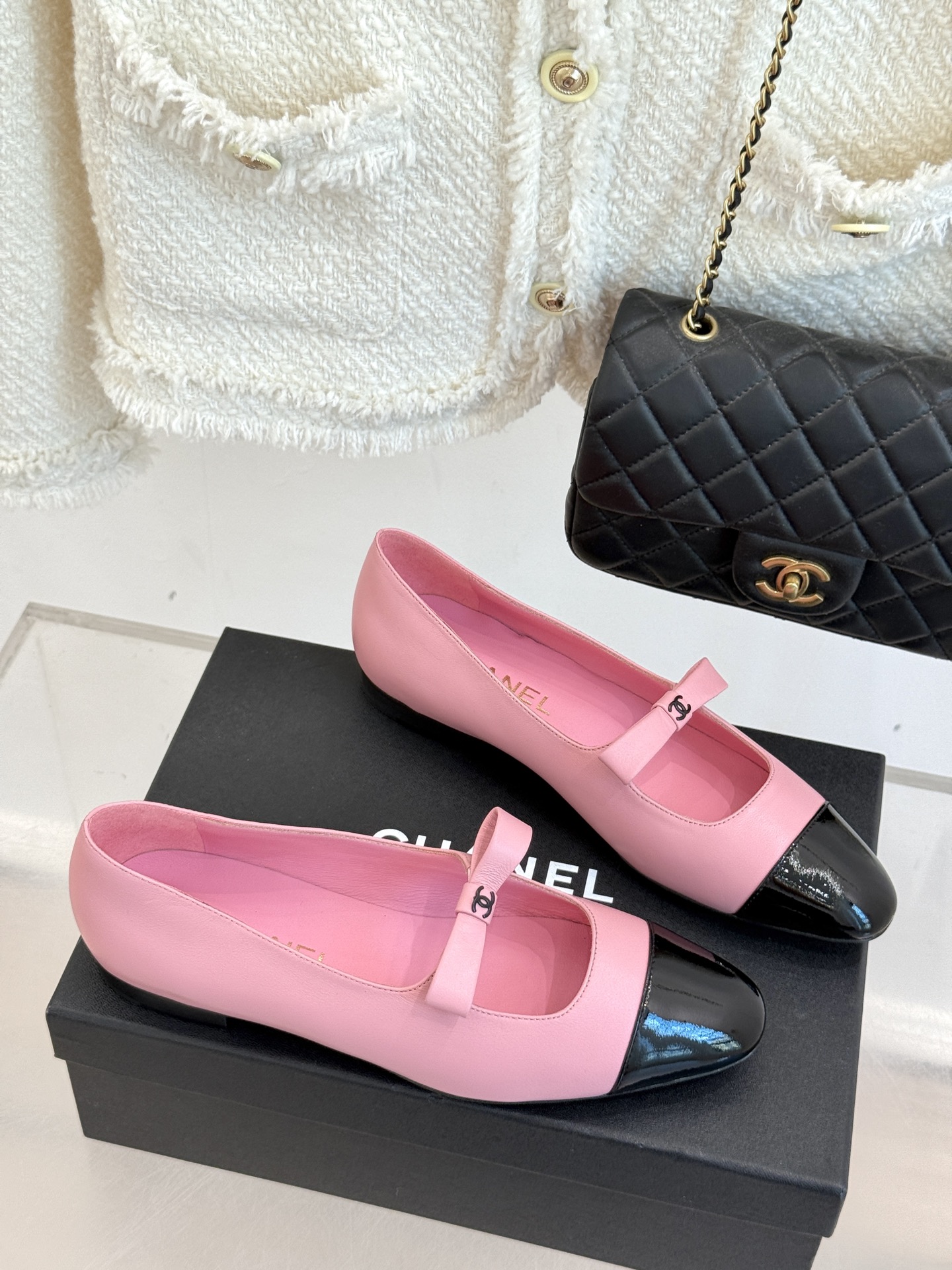 
CHANE*｜小香25。新品双C
蝴蝶结玛丽珍鞋
是藏在鞋履里的优雅密码。
标志性双C装饰与蝴蝶结
拼