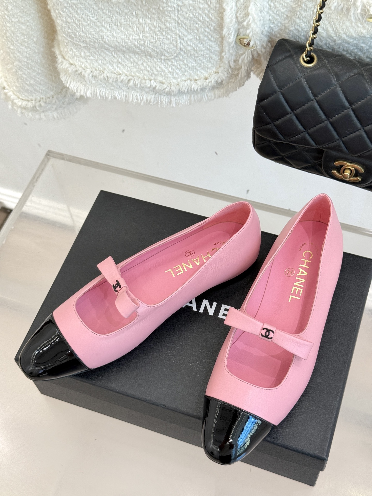 
CHANE*｜小香25。新品双C
蝴蝶结玛丽珍鞋
是藏在鞋履里的优雅密码。
标志性双C装饰与蝴蝶结
拼