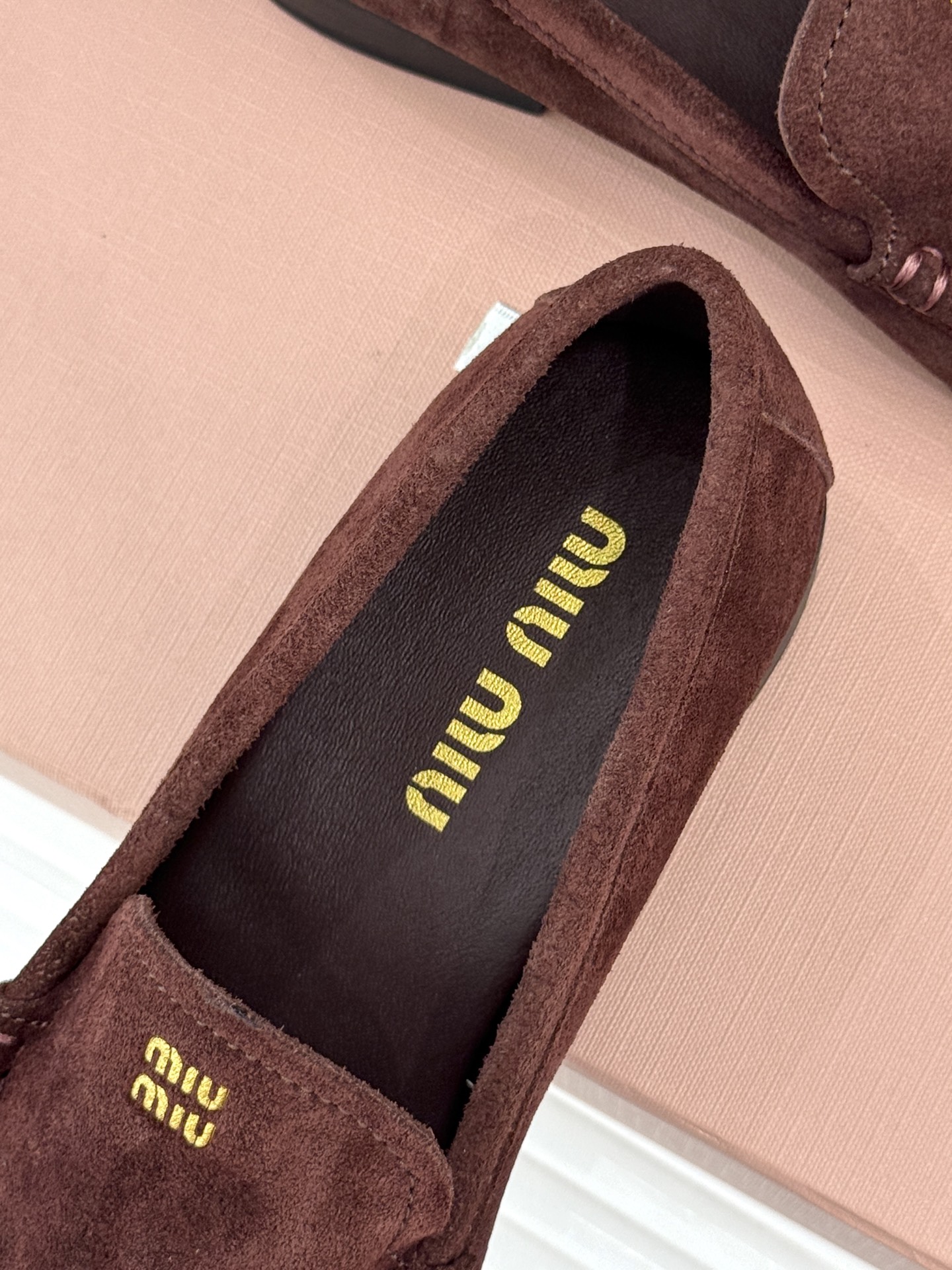 
MiuMiu/缪缪经典字母复古乐福鞋
这双字母乐福鞋 真的是一眼就爱上
完全长在我的审美点上！
是优雅