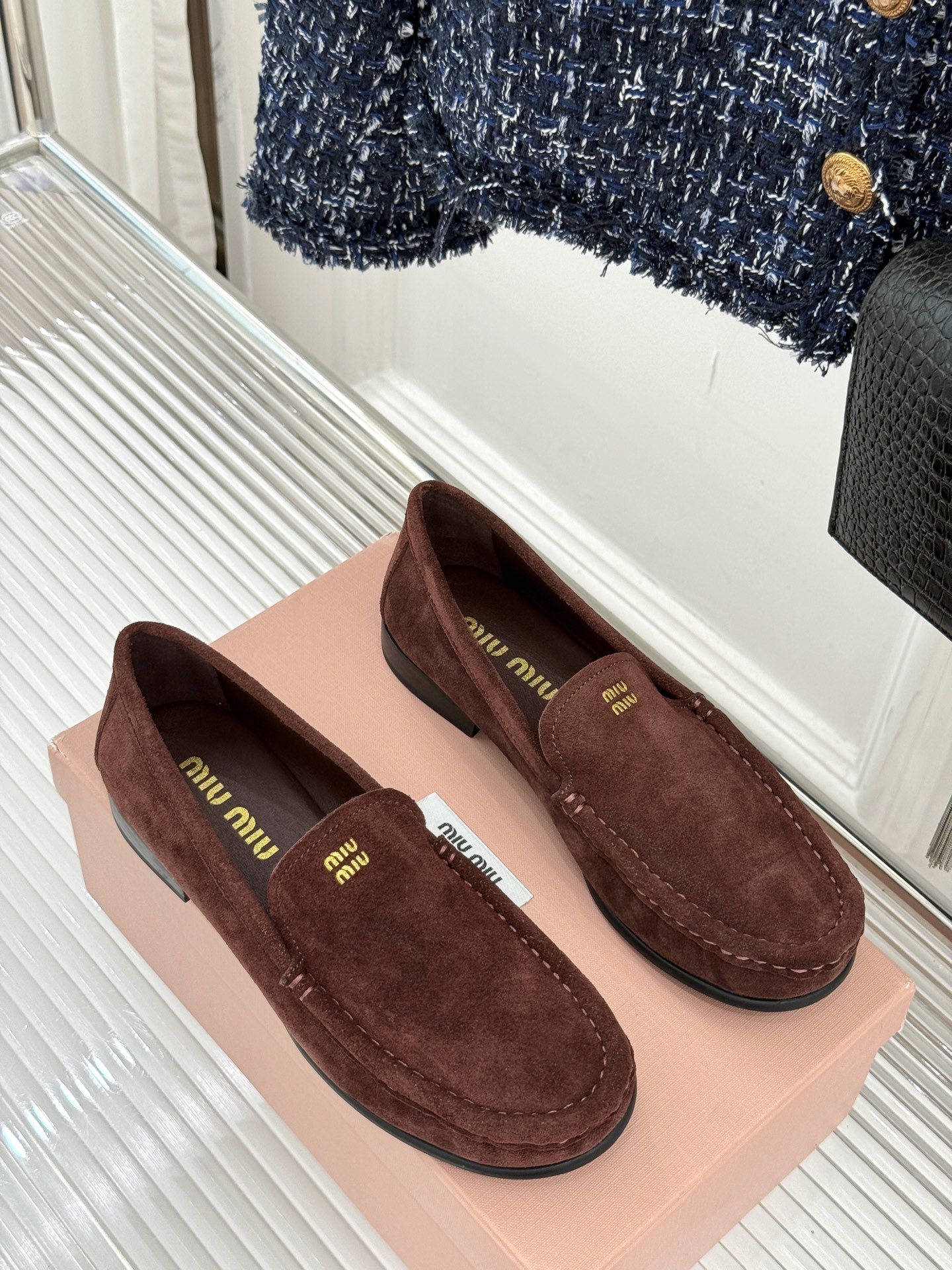 
MiuMiu/缪缪经典字母复古乐福鞋
这双字母乐福鞋 真的是一眼就爱上
完全长在我的审美点上！
是优雅