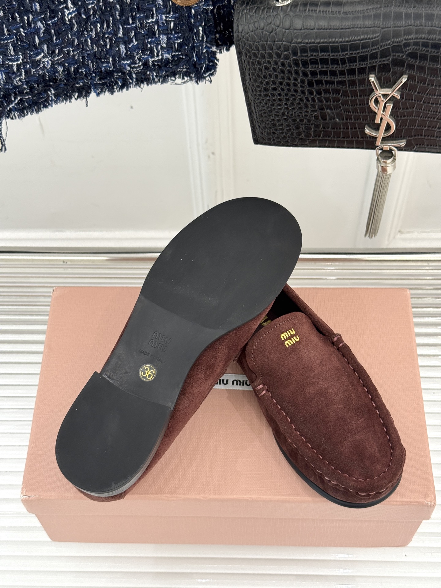
MiuMiu/缪缪经典字母复古乐福鞋
这双字母乐福鞋 真的是一眼就爱上
完全长在我的审美点上！
是优雅