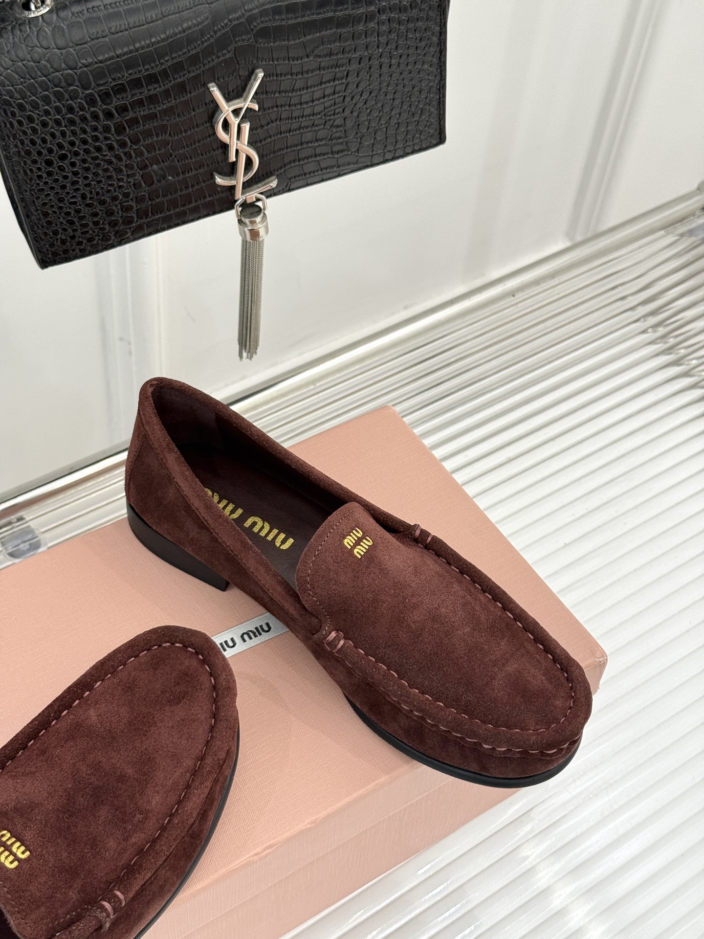
MiuMiu/缪缪经典字母复古乐福鞋
这双字母乐福鞋 真的是一眼就爱上
完全长在我的审美点上！
是优雅