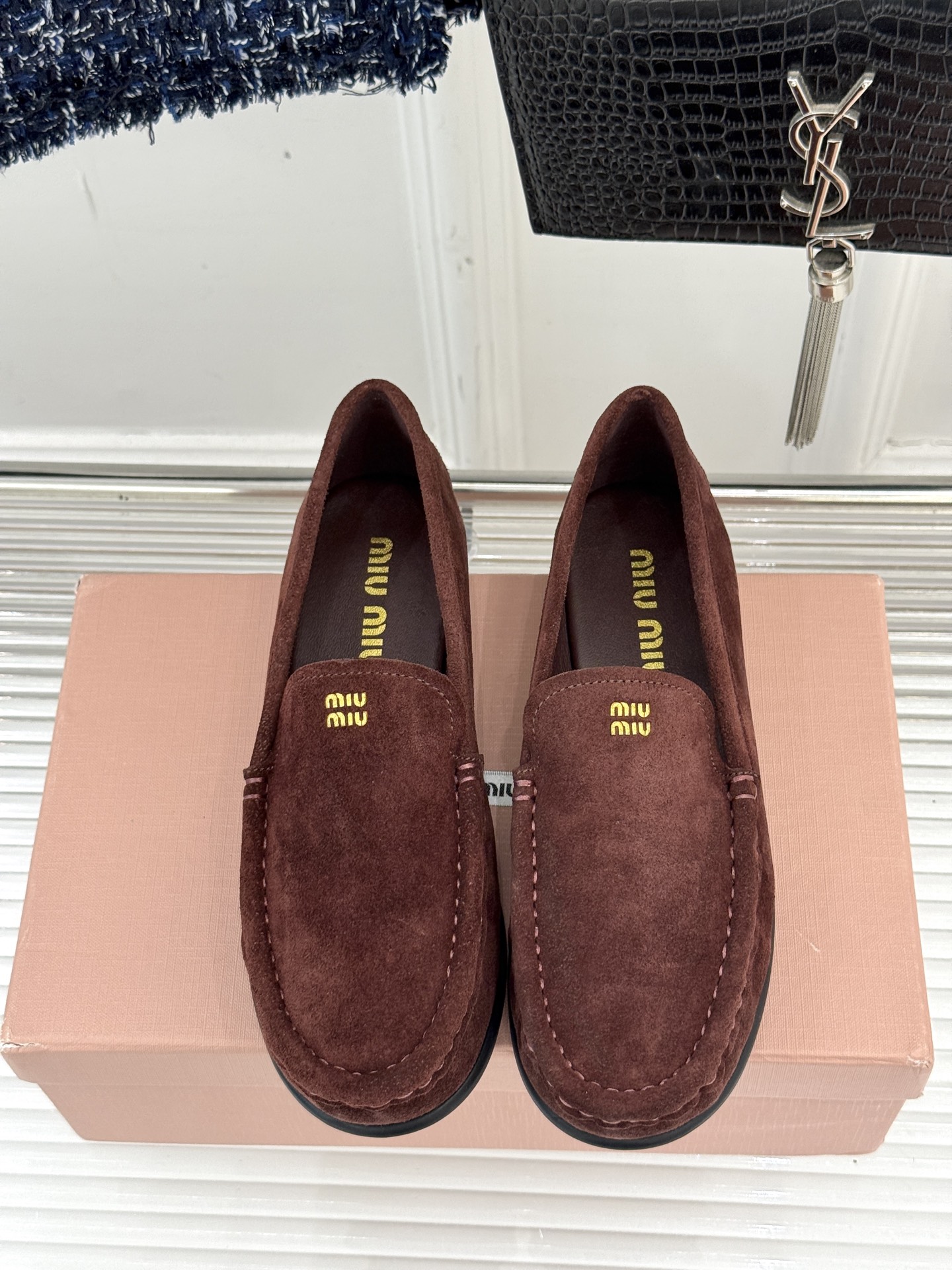 
MiuMiu/缪缪经典字母复古乐福鞋
这双字母乐福鞋 真的是一眼就爱上
完全长在我的审美点上！
是优雅