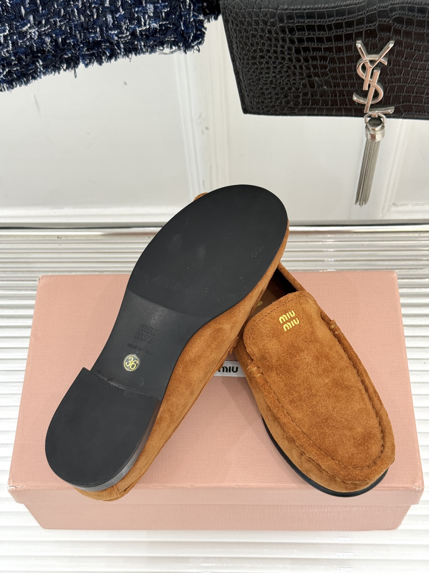 
MiuMiu/缪缪经典字母复古乐福鞋
这双字母乐福鞋 真的是一眼就爱上
完全长在我的审美点上！
是优雅