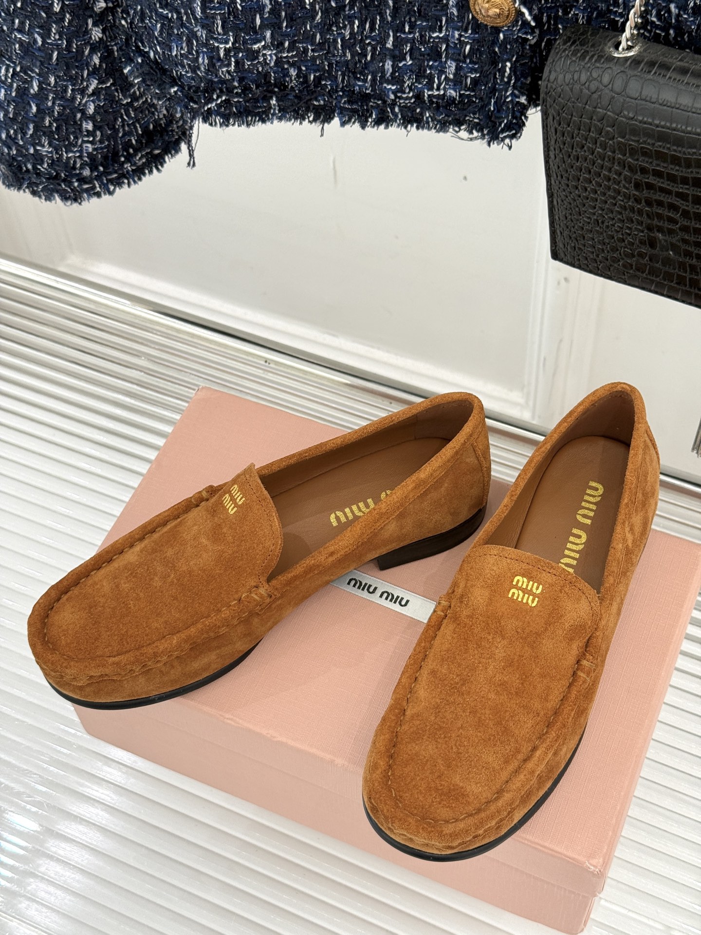 
MiuMiu/缪缪经典字母复古乐福鞋
这双字母乐福鞋 真的是一眼就爱上
完全长在我的审美点上！
是优雅