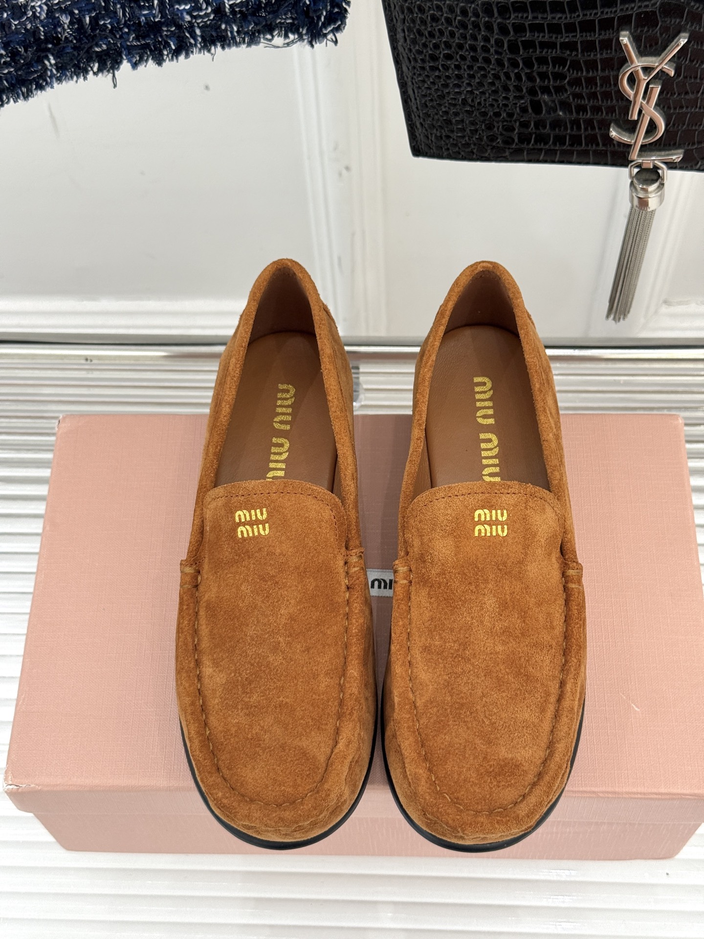 
MiuMiu/缪缪经典字母复古乐福鞋
这双字母乐福鞋 真的是一眼就爱上
完全长在我的审美点上！
是优雅