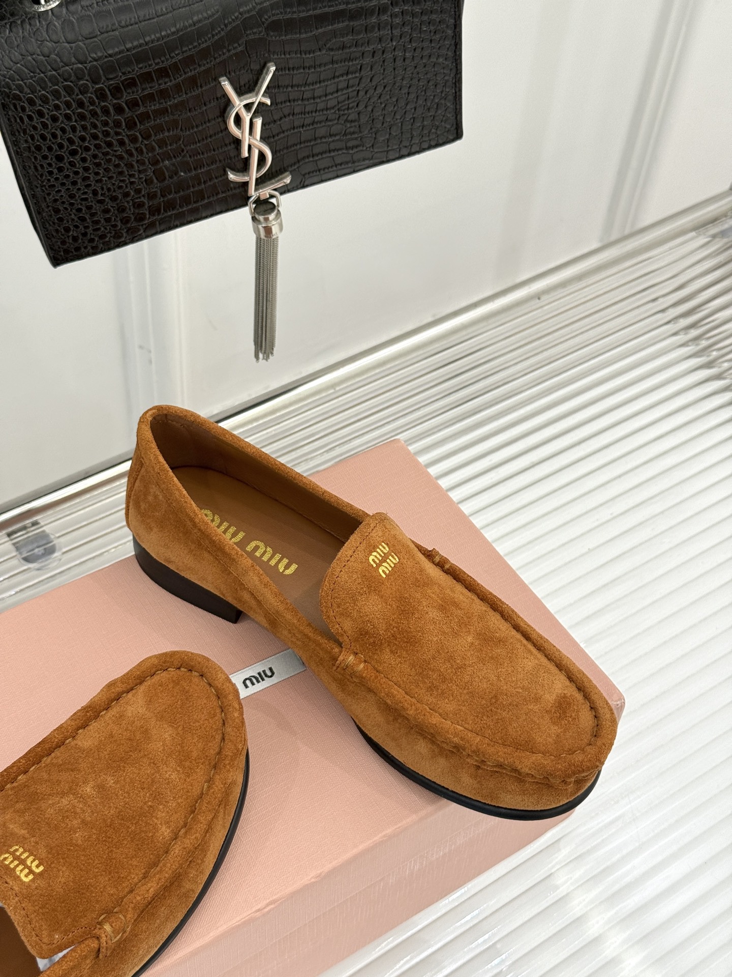 
MiuMiu/缪缪经典字母复古乐福鞋
这双字母乐福鞋 真的是一眼就爱上
完全长在我的审美点上！
是优雅