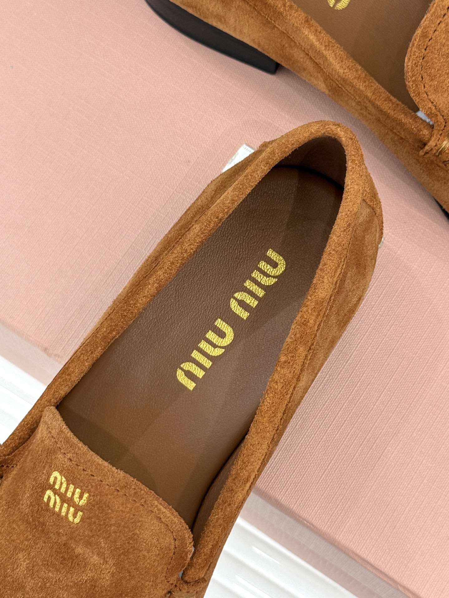 
MiuMiu/缪缪经典字母复古乐福鞋
这双字母乐福鞋 真的是一眼就爱上
完全长在我的审美点上！
是优雅