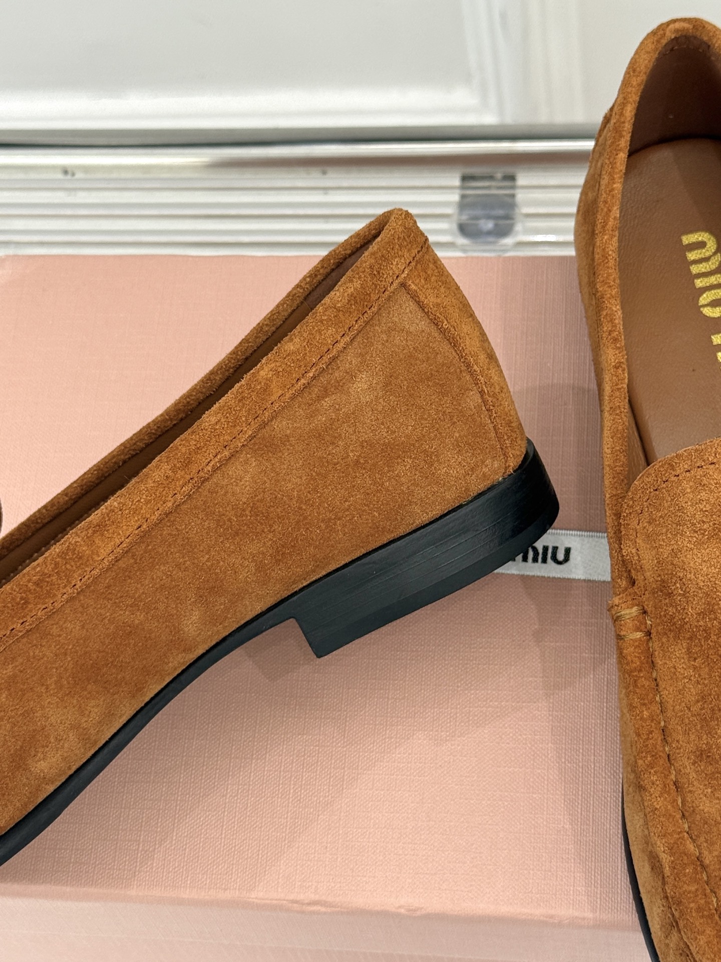 
MiuMiu/缪缪经典字母复古乐福鞋
这双字母乐福鞋 真的是一眼就爱上
完全长在我的审美点上！
是优雅