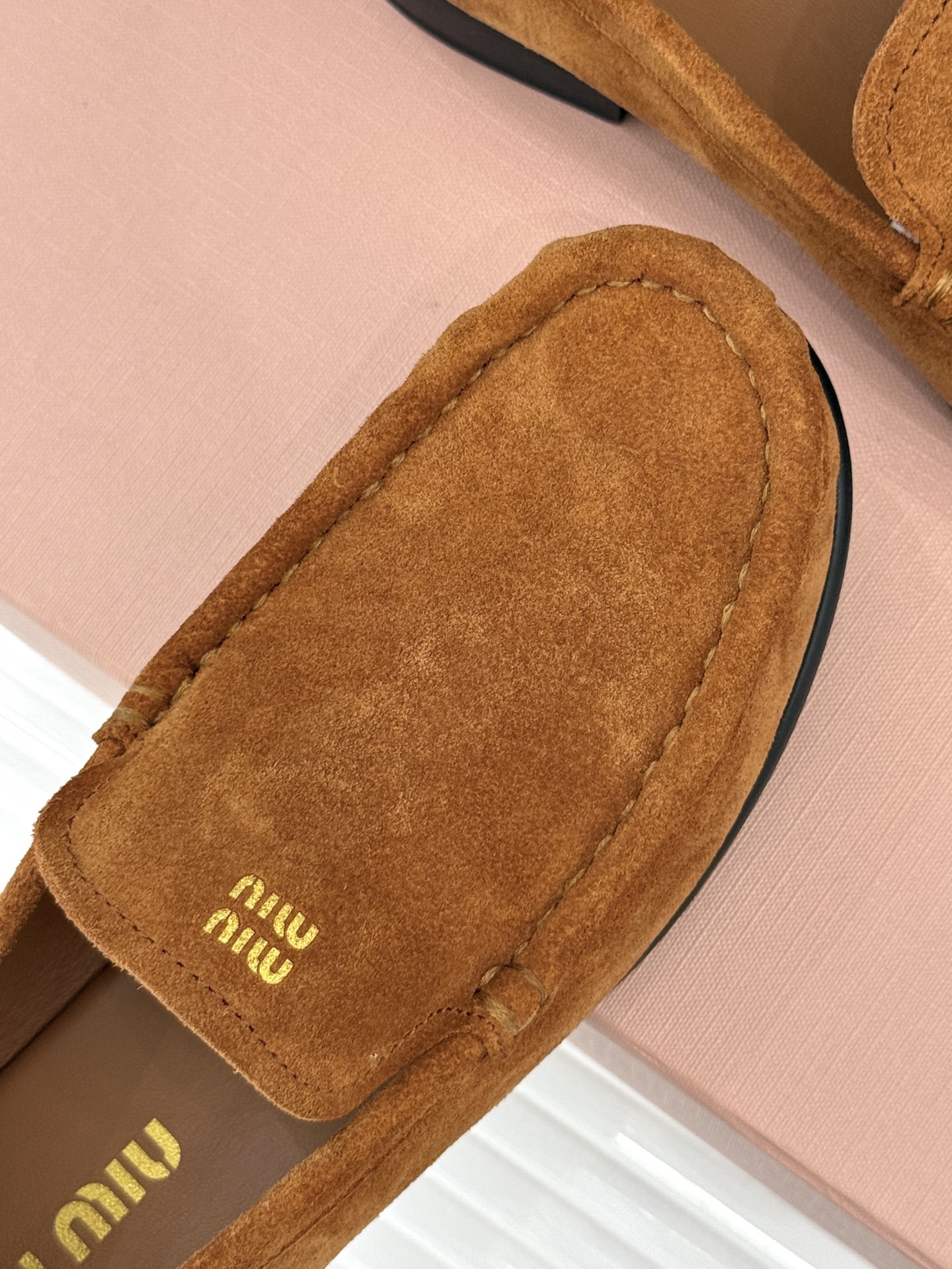 
MiuMiu/缪缪经典字母复古乐福鞋
这双字母乐福鞋 真的是一眼就爱上
完全长在我的审美点上！
是优雅